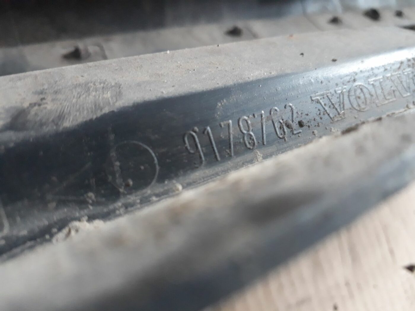 Ārēja sliekšņa laba uzlika priekš VOLVO S60 2007 3 Ārēja sliekšņa laba uzlika priekš VOLVO S60 2007