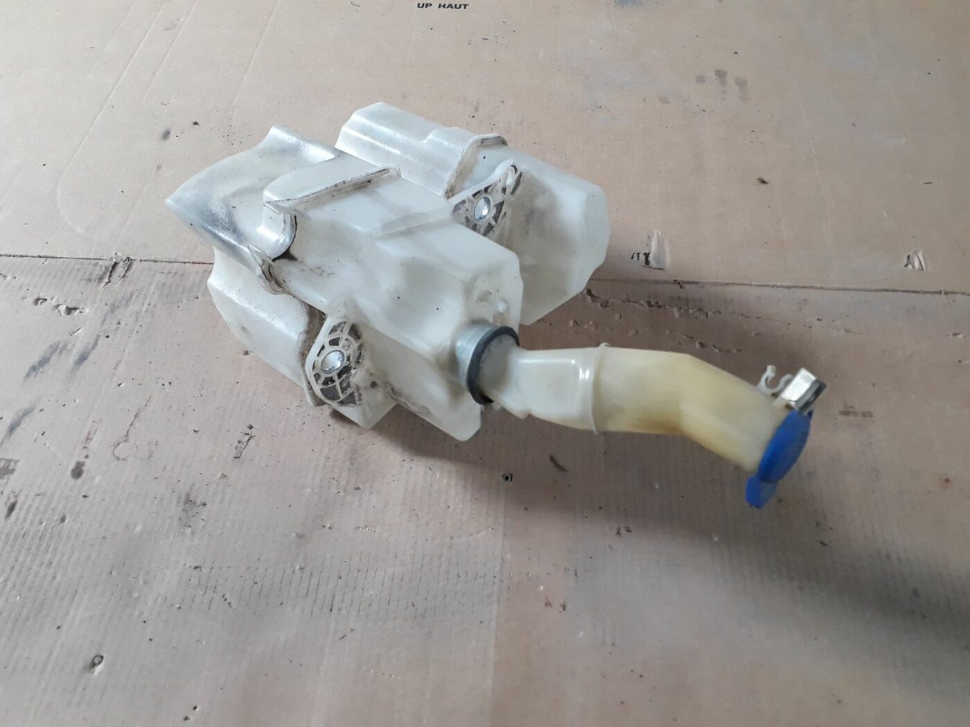 Mazgātāja šķidruma tvertne priekš VOLVO S60 2007 1 Mazgātāja šķidruma tvertne priekš VOLVO S60 2007