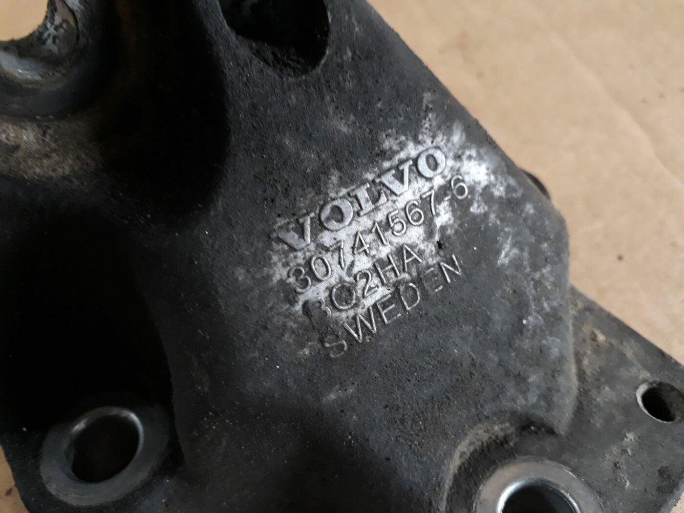 Dzinēja kronšteins priekš VOLVO S60 2007 3 Dzinēja kronšteins priekš VOLVO S60 2007