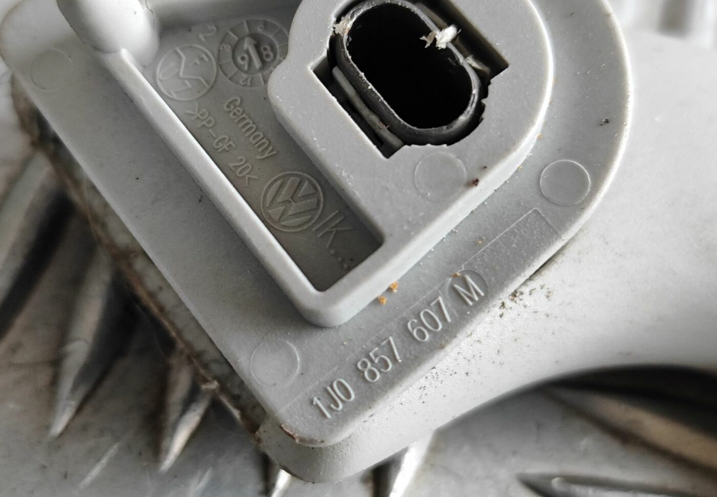 Salona rokturis griestos priekš VW GOLF IV 1999 3 Salona rokturis griestos priekš VW GOLF IV 1999