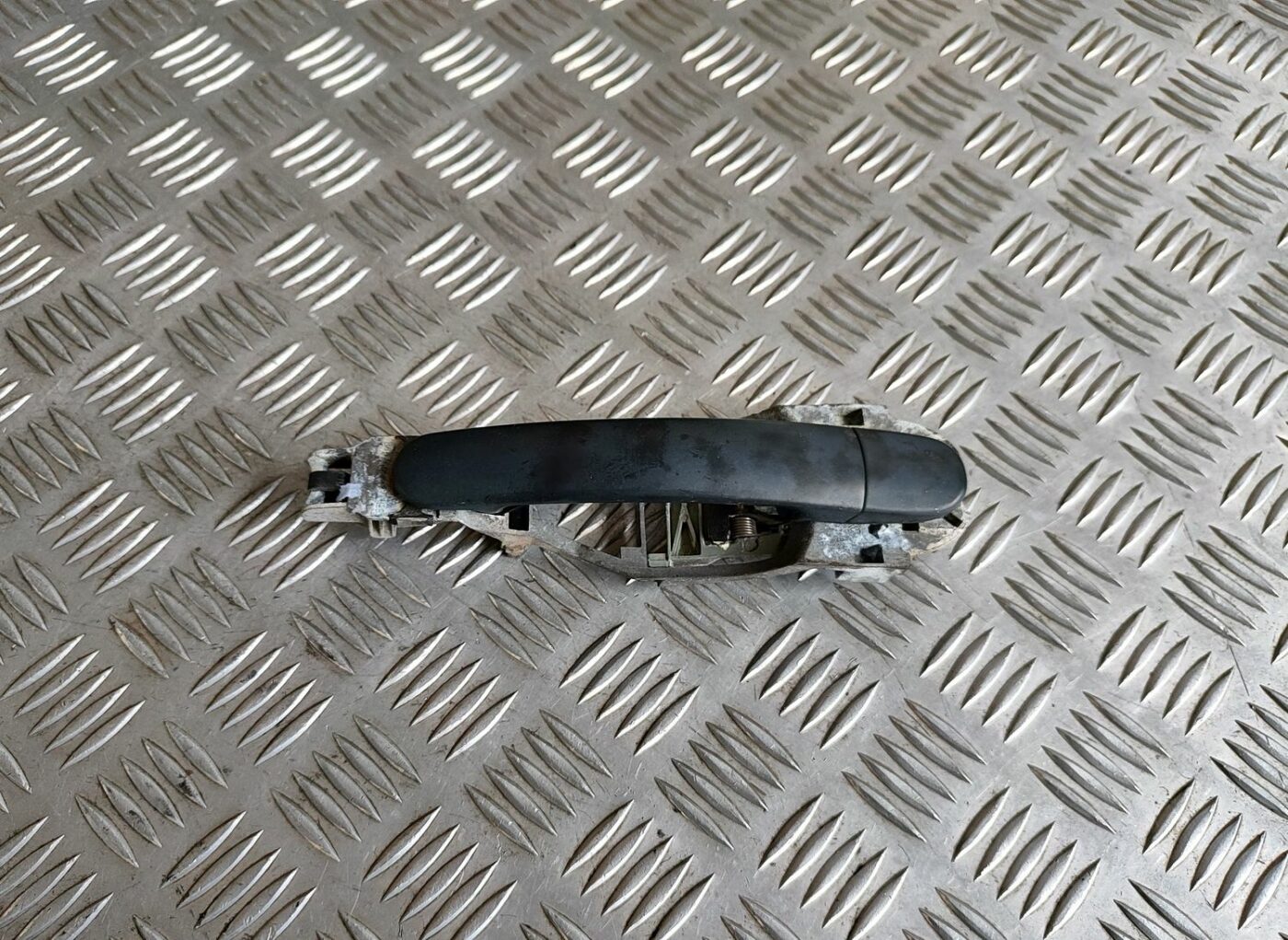 Aizmugurējāis labais durvju rokturis priekš VW GOLF IV 1999 1 Aizmugurējāis labais durvju rokturis priekš VW GOLF IV 1999