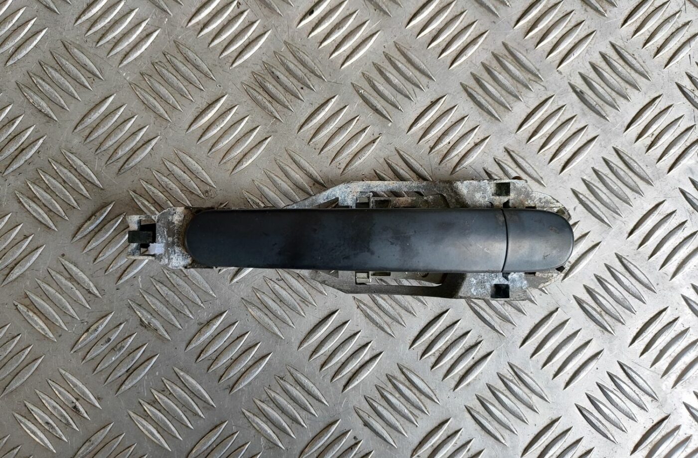 Aizmugurējāis labais durvju rokturis priekš VW GOLF IV 1999 2 Aizmugurējāis labais durvju rokturis priekš VW GOLF IV 1999