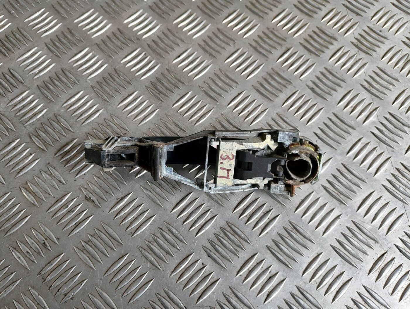 Aizmugurējāis labais durvju rokturis priekš VW GOLF IV 1999 4 Aizmugurējāis labais durvju rokturis priekš VW GOLF IV 1999