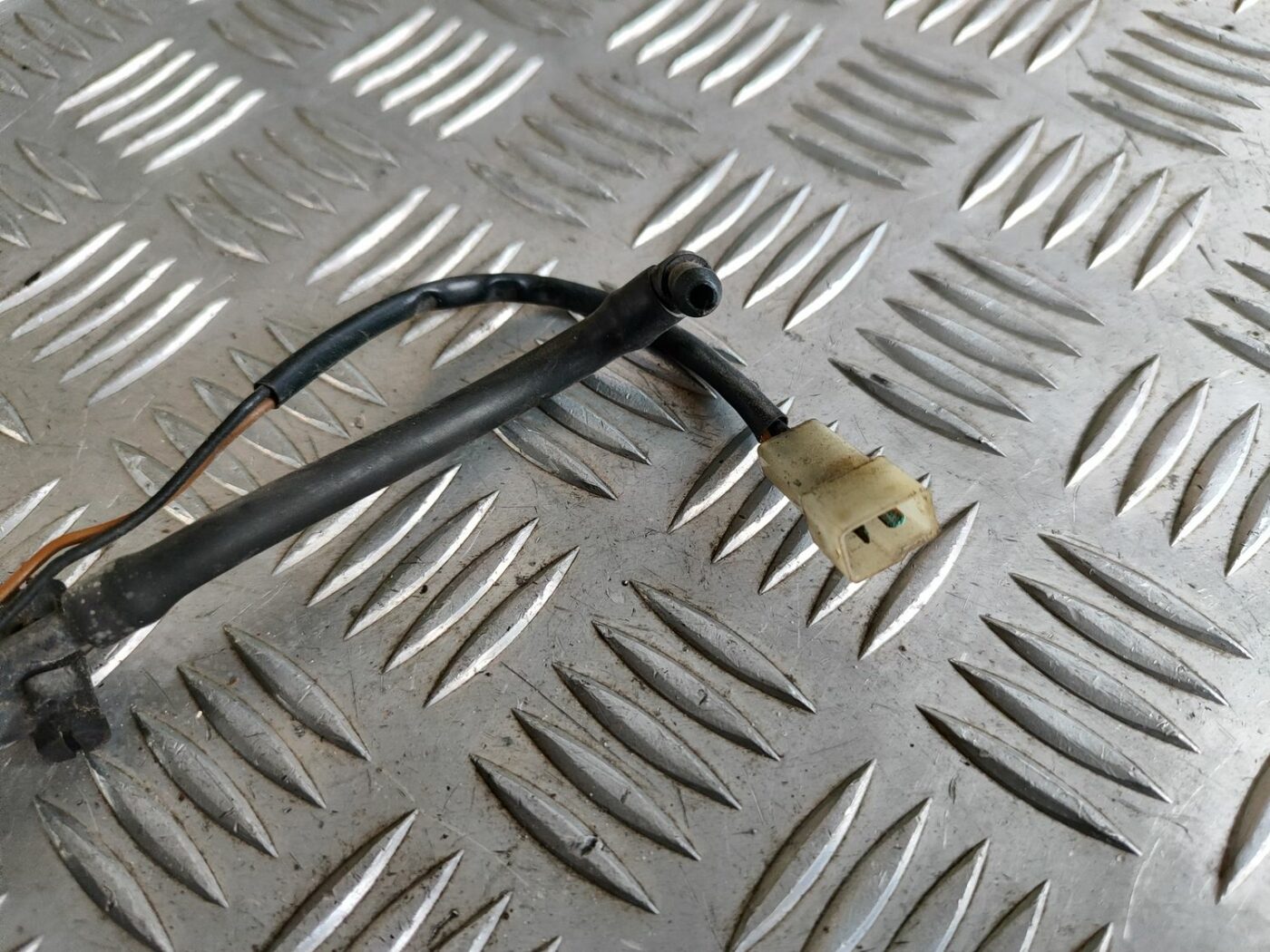 Vējstikla mazgāšanas šķidruma sprausla priekš VW GOLF IV 1999 2 Vējstikla mazgāšanas šķidruma sprausla priekš VW GOLF IV 1999