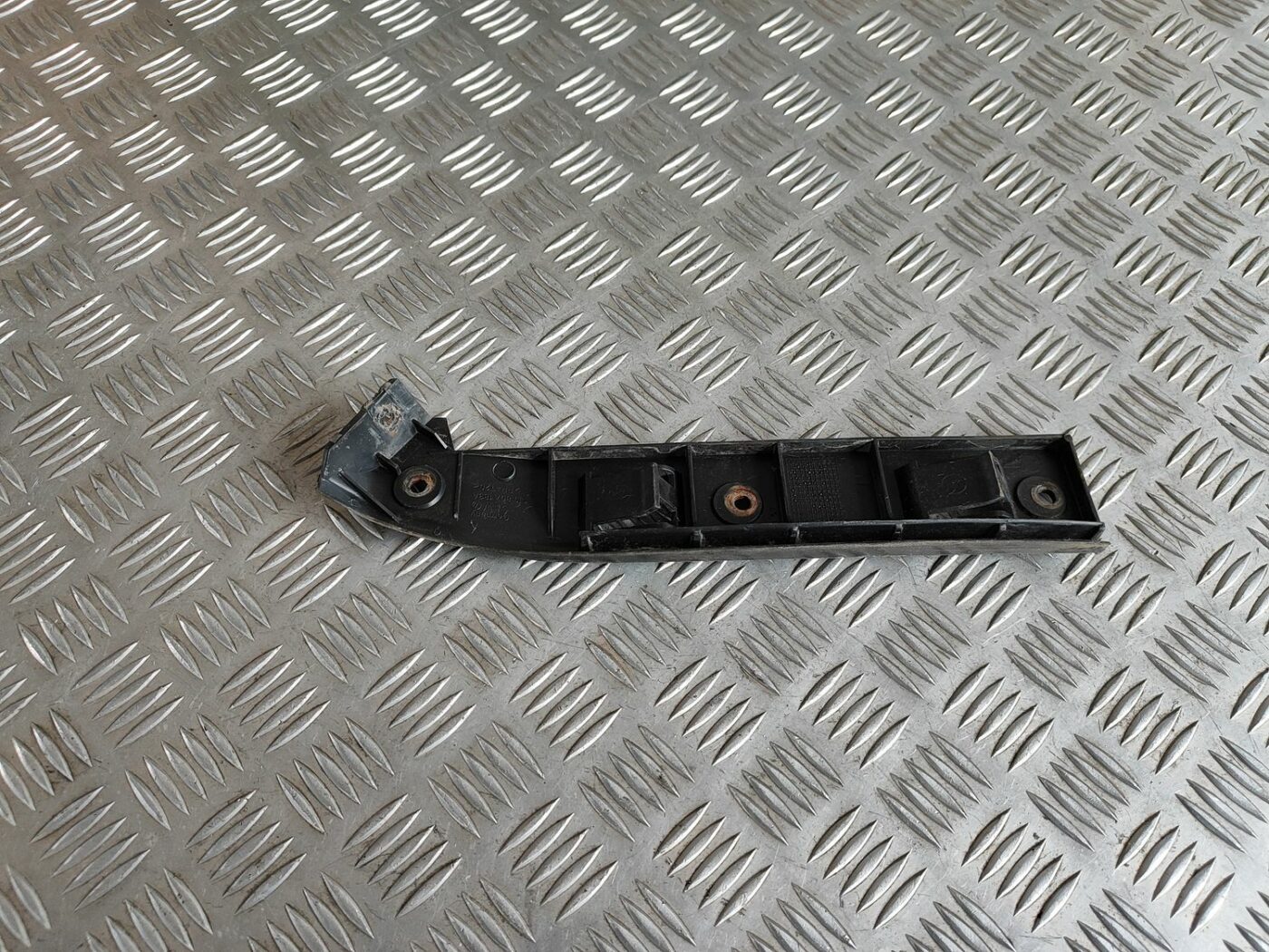 Priekšēja bufera kronšteins priekš VW GOLF IV 1999 2 Priekšēja bufera kronšteins priekš VW GOLF IV 1999