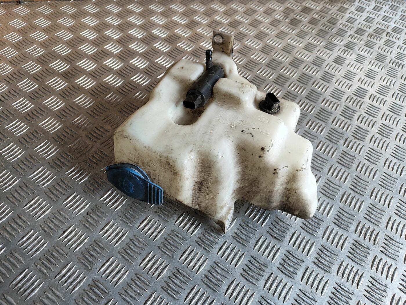 Mazgātāja šķidruma tvertne priekš VW GOLF IV 1999 1 Mazgātāja šķidruma tvertne priekš VW GOLF IV 1999