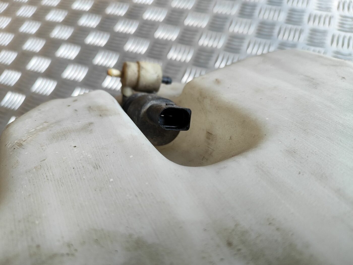 Mazgātāja šķidruma tvertne priekš VW GOLF IV 1999 5 Mazgātāja šķidruma tvertne priekš VW GOLF IV 1999