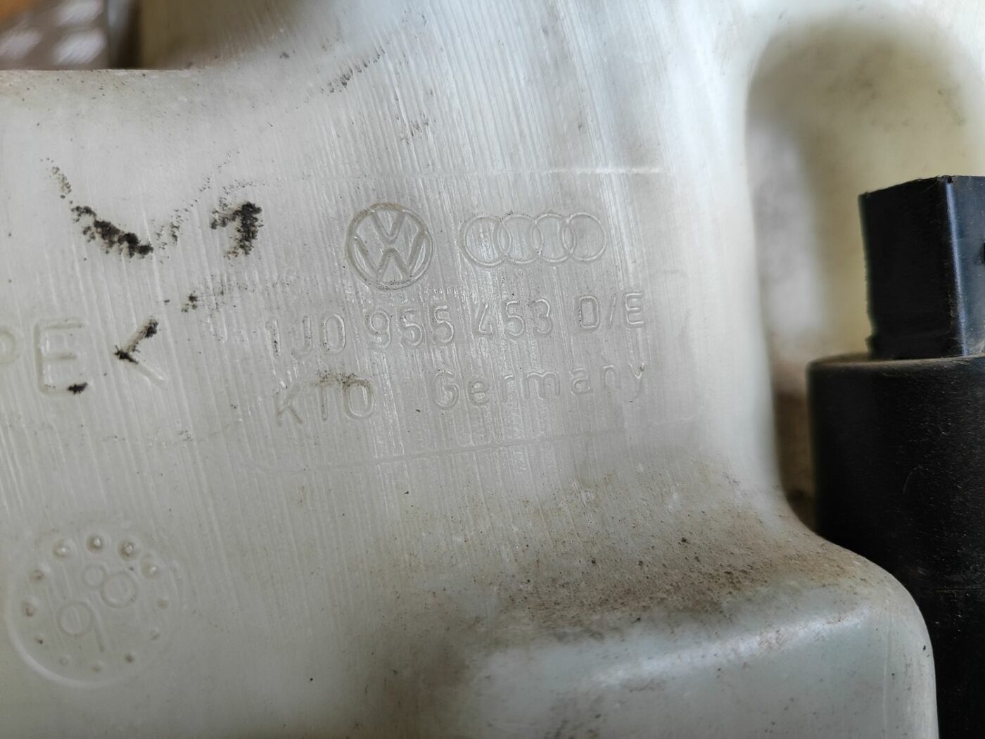 Mazgātāja šķidruma tvertne priekš VW GOLF IV 1999 4 Mazgātāja šķidruma tvertne priekš VW GOLF IV 1999