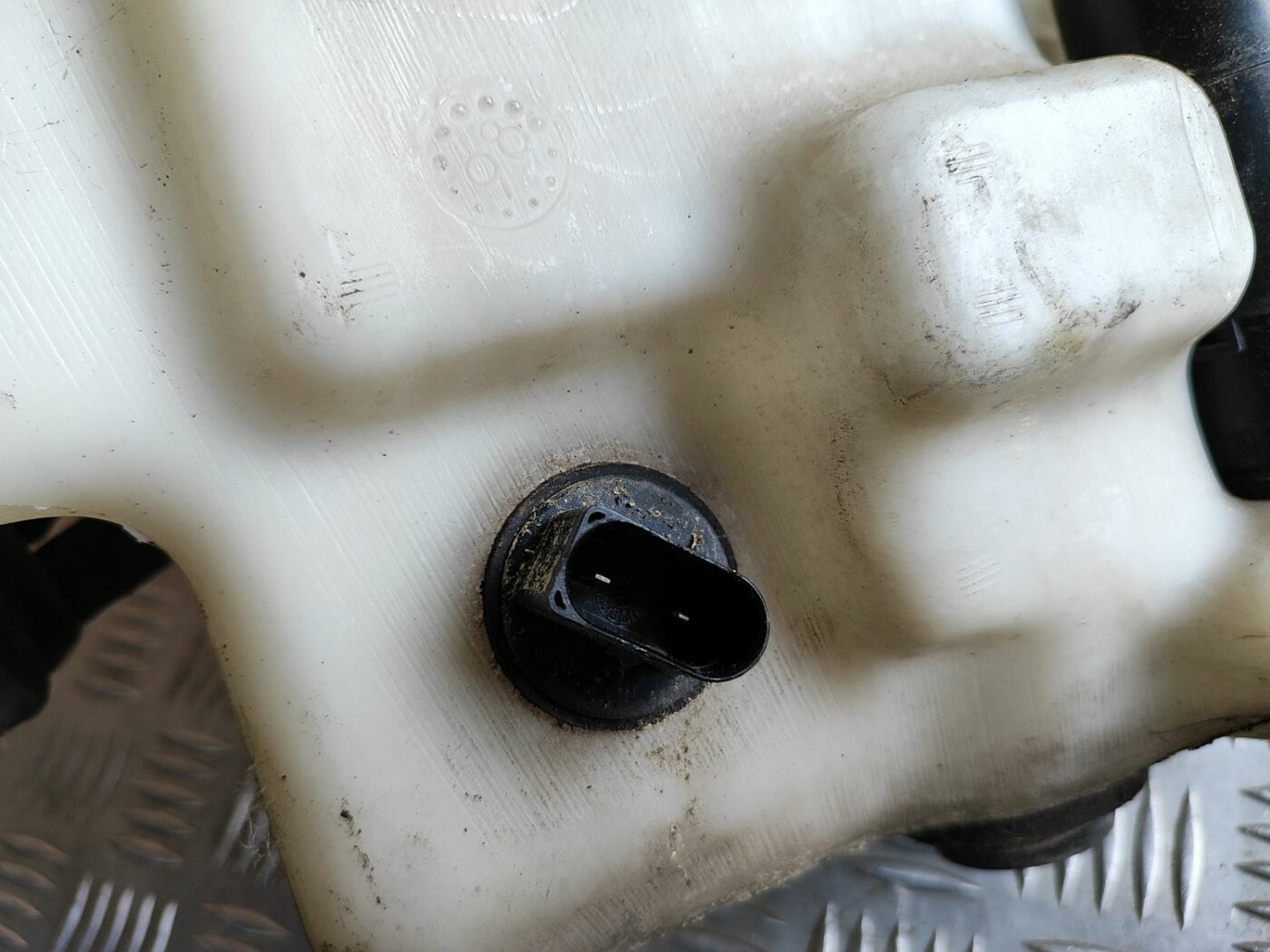 Mazgātāja šķidruma tvertne priekš VW GOLF IV 1999 3 Mazgātāja šķidruma tvertne priekš VW GOLF IV 1999