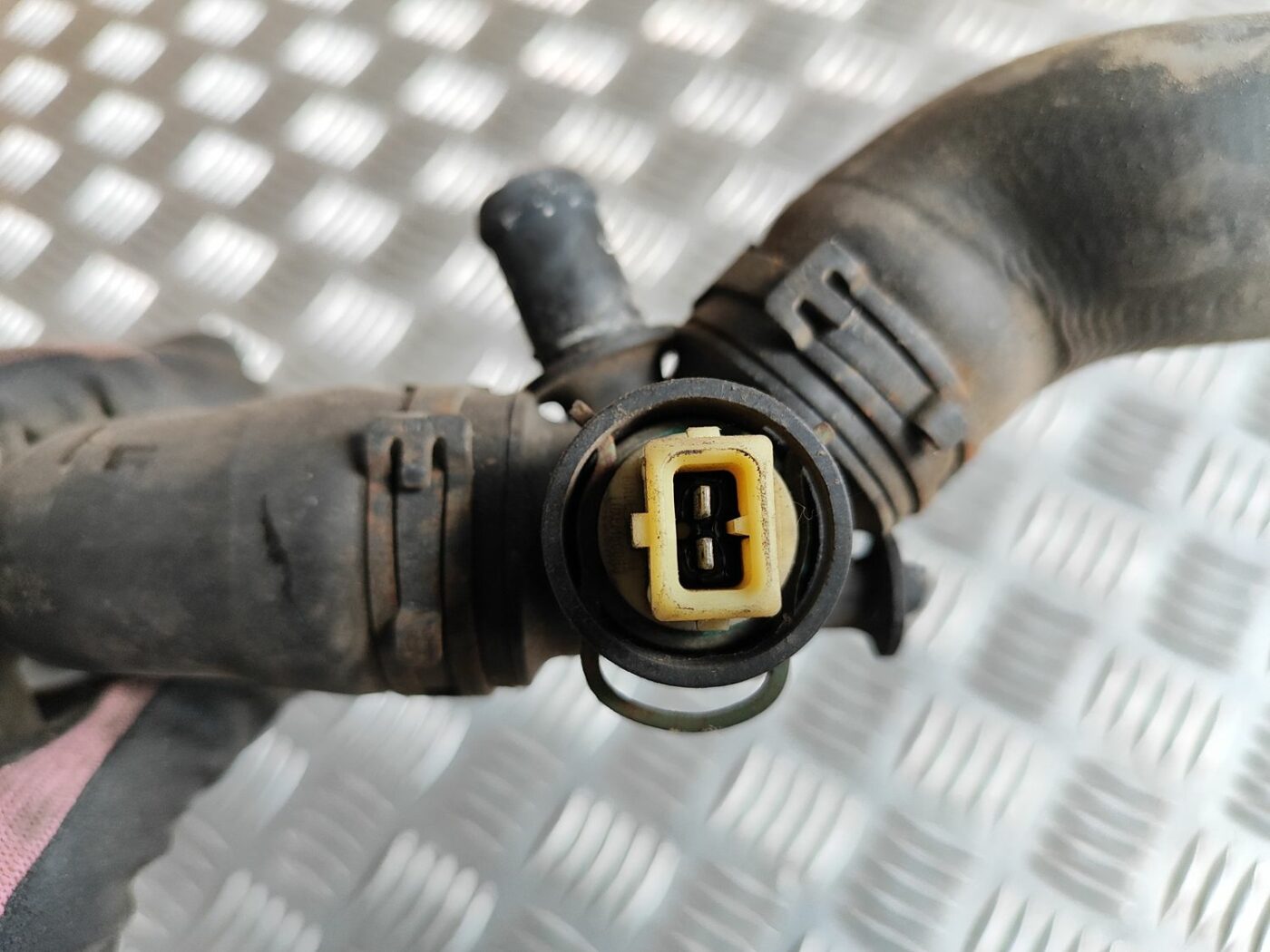 Dzesēšanas caurule priekš VW GOLF IV 1999 4 Dzesēšanas caurule priekš VW GOLF IV 1999