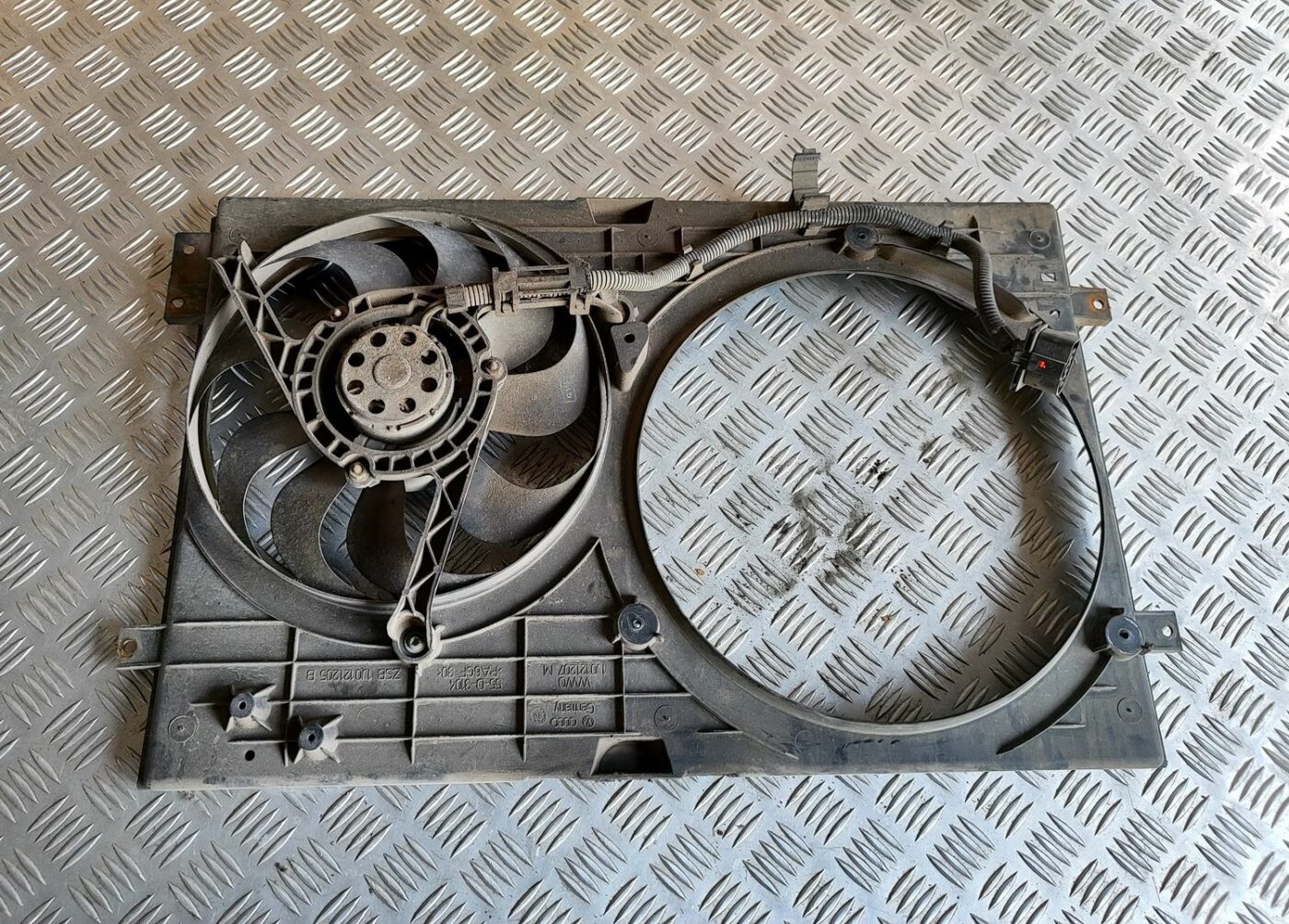 Dzesēšanas radiatora ventilators priekš VW GOLF IV 1999 2 Dzesēšanas radiatora ventilators priekš VW GOLF IV 1999