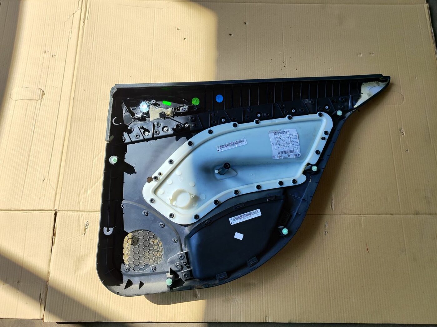 Aizmugurējo kreiso durvju apdare priekš SKODA OCTAVIA 2008 2 Aizmugurējo kreiso durvju apdare priekš SKODA OCTAVIA 2008