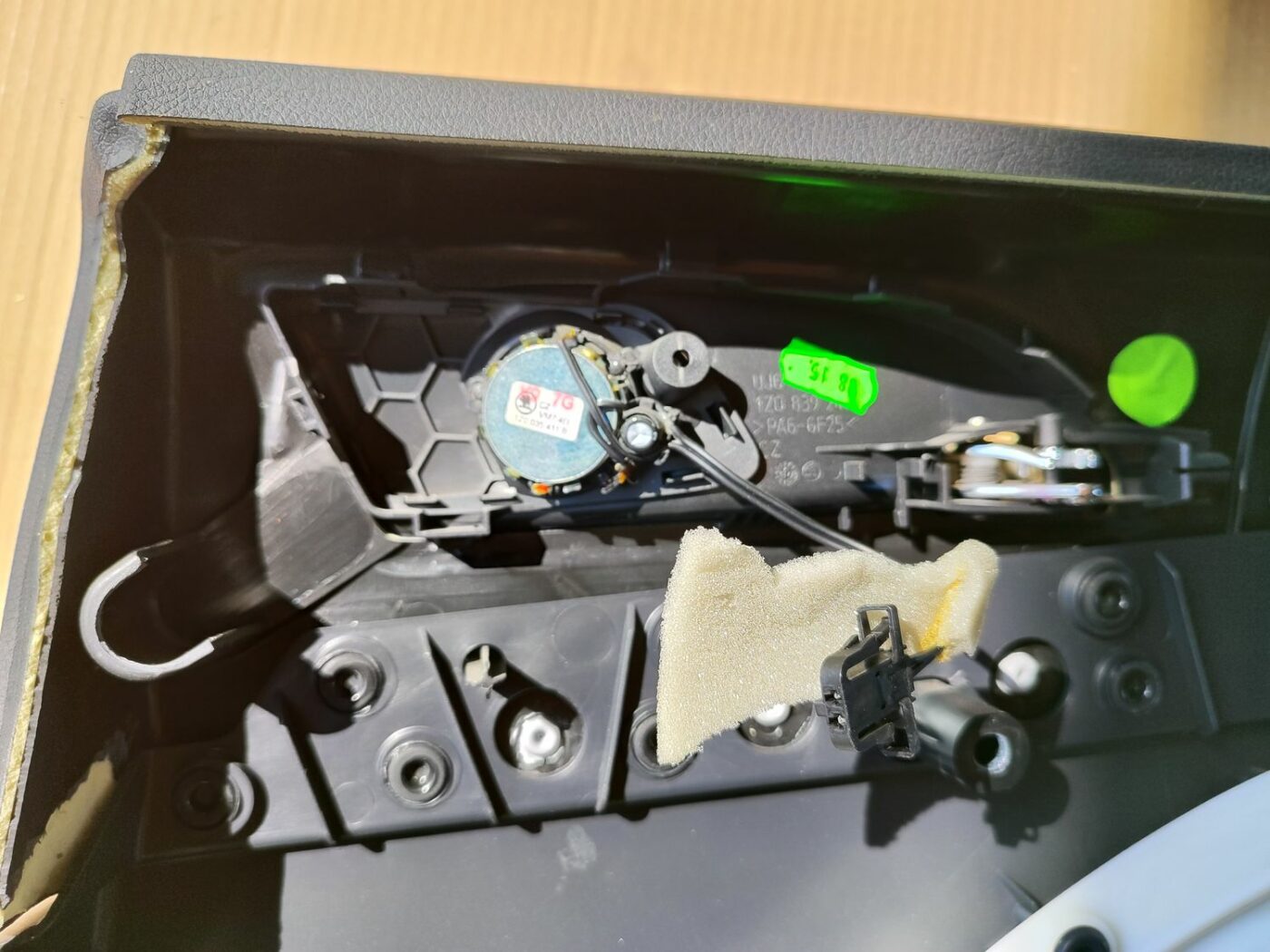 Aizmugurējo kreiso durvju apdare priekš SKODA OCTAVIA 2008 7 Aizmugurējo kreiso durvju apdare priekš SKODA OCTAVIA 2008