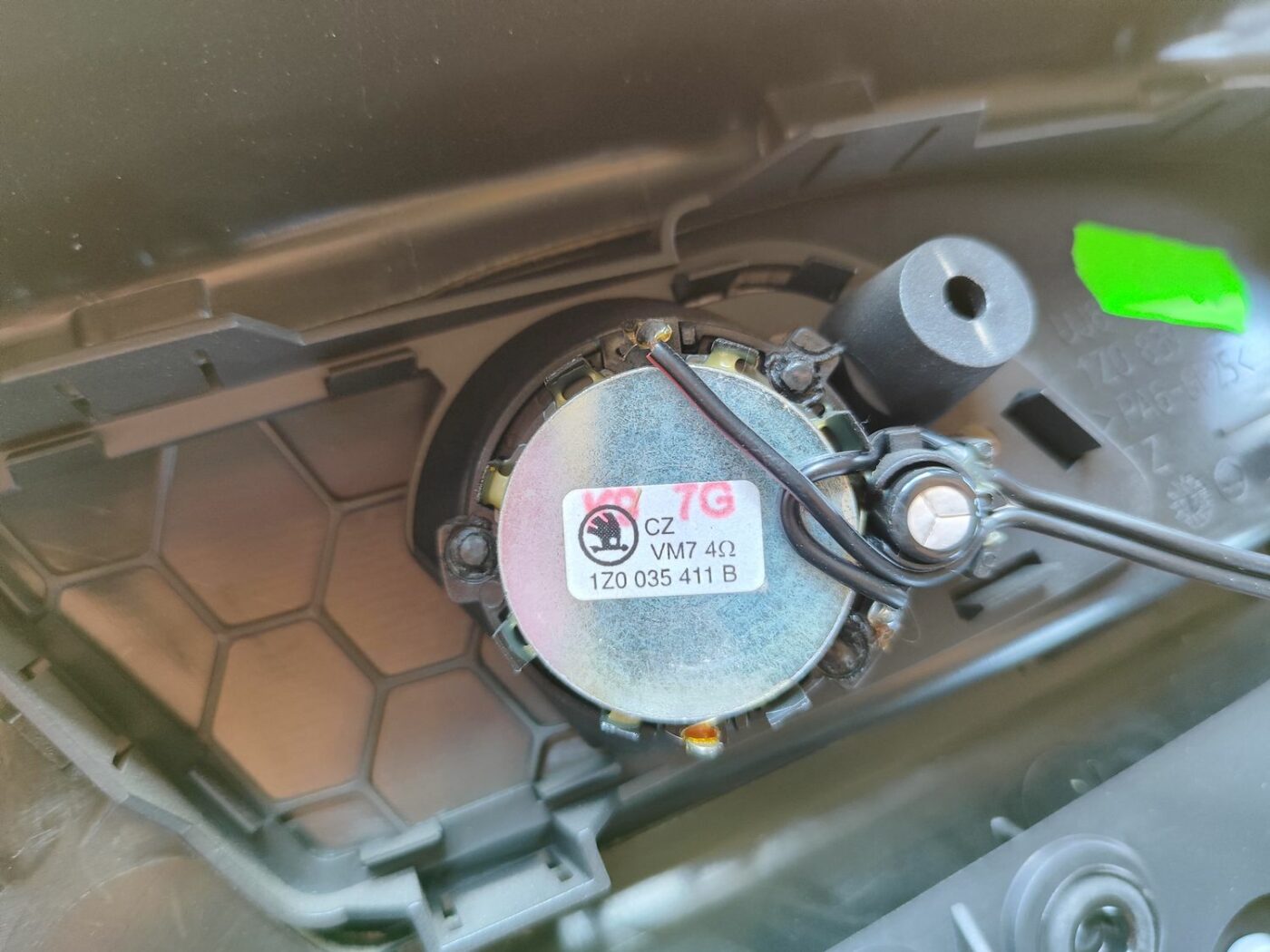 Aizmugurējo kreiso durvju apdare priekš SKODA OCTAVIA 2008 4 Aizmugurējo kreiso durvju apdare priekš SKODA OCTAVIA 2008