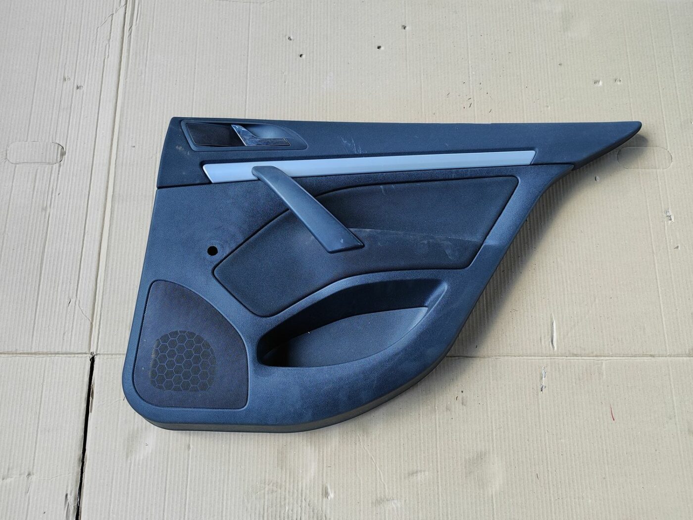 Aizmugurējo labo durvju apdare priekš SKODA OCTAVIA 2008 1 Aizmugurējo labo durvju apdare priekš SKODA OCTAVIA 2008