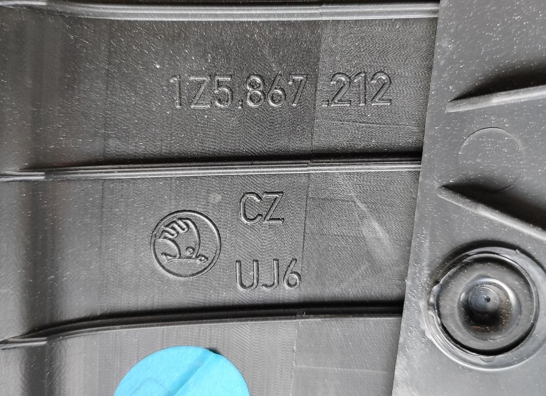 Aizmugurējo labo durvju apdare priekš SKODA OCTAVIA 2008 4 Aizmugurējo labo durvju apdare priekš SKODA OCTAVIA 2008