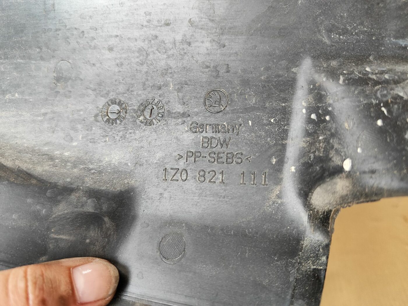 Ieliktņis starp spārnu un durvīm priekš SKODA OCTAVIA 2008 3 Ieliktņis starp spārnu un durvīm priekš SKODA OCTAVIA 2008