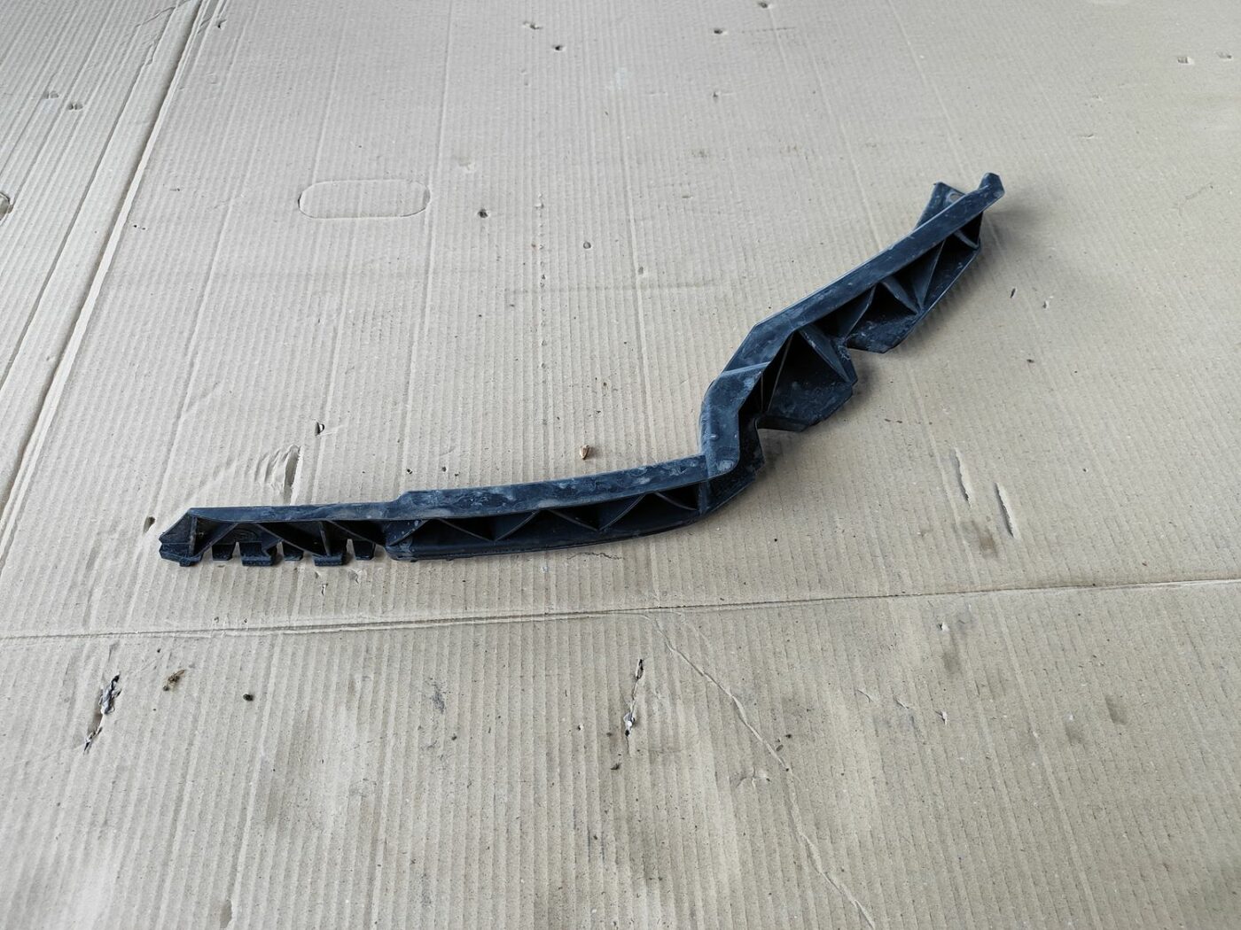 Priekšēja bufera kronšteins priekš SKODA OCTAVIA 2008 2 Priekšēja bufera kronšteins priekš SKODA OCTAVIA 2008