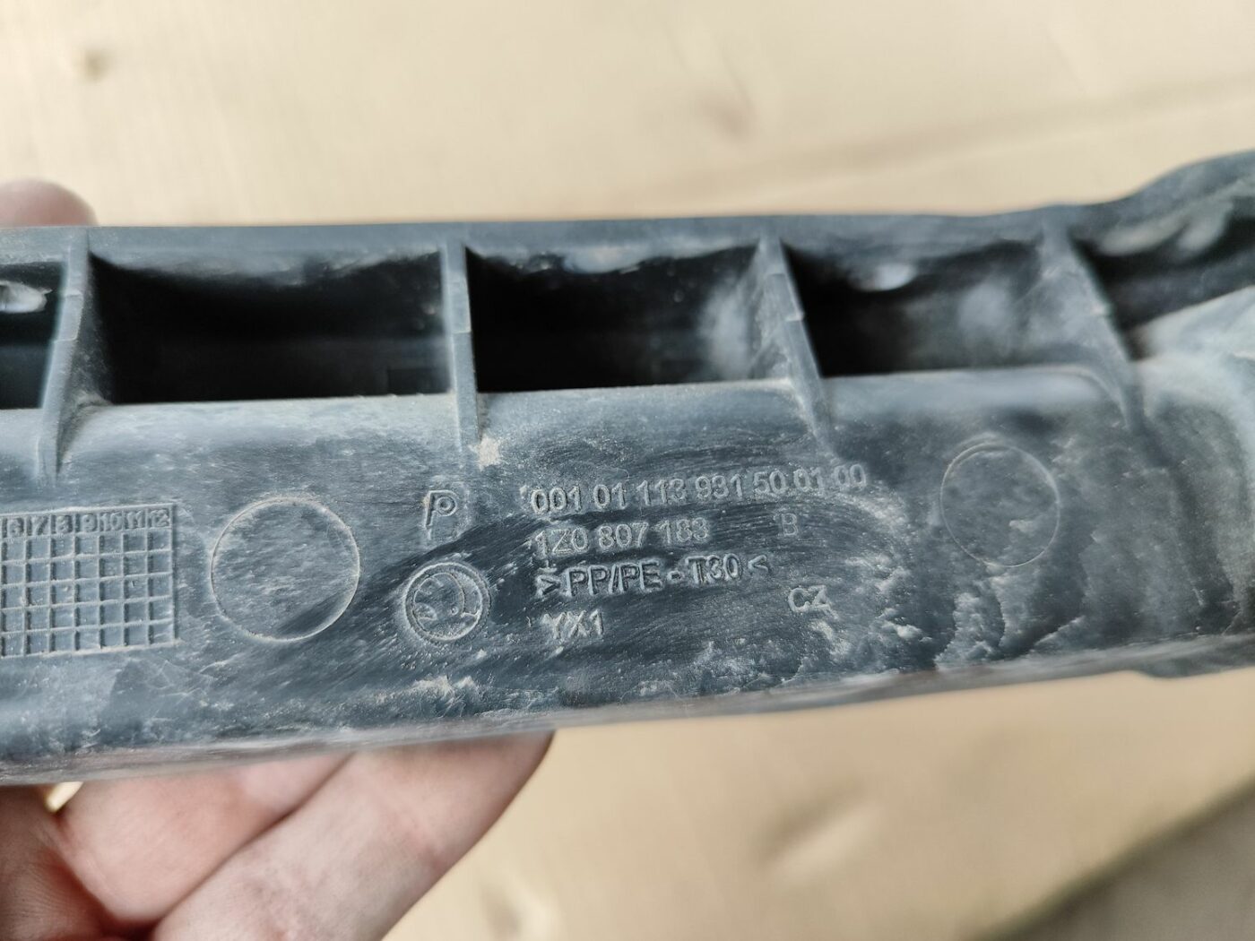 Priekšēja bufera kronšteins priekš SKODA OCTAVIA 2008 3 Priekšēja bufera kronšteins priekš SKODA OCTAVIA 2008