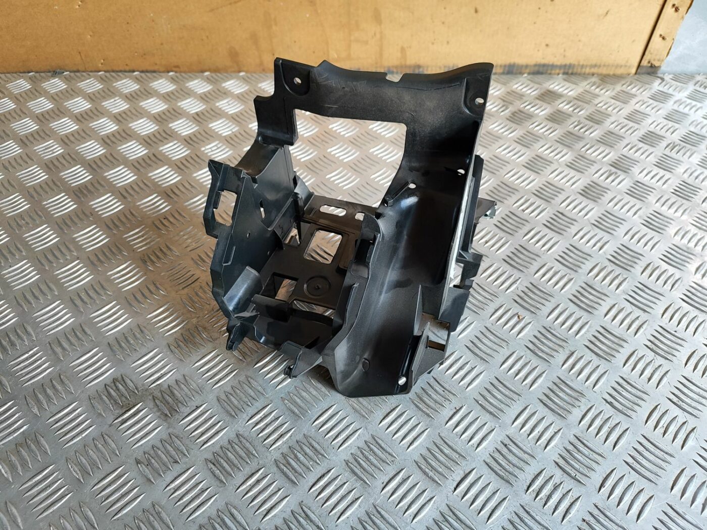 Drošinātāju kārbas korpuss priekš SKODA OCTAVIA 2008 1 Drošinātāju kārbas korpuss priekš SKODA OCTAVIA 2008