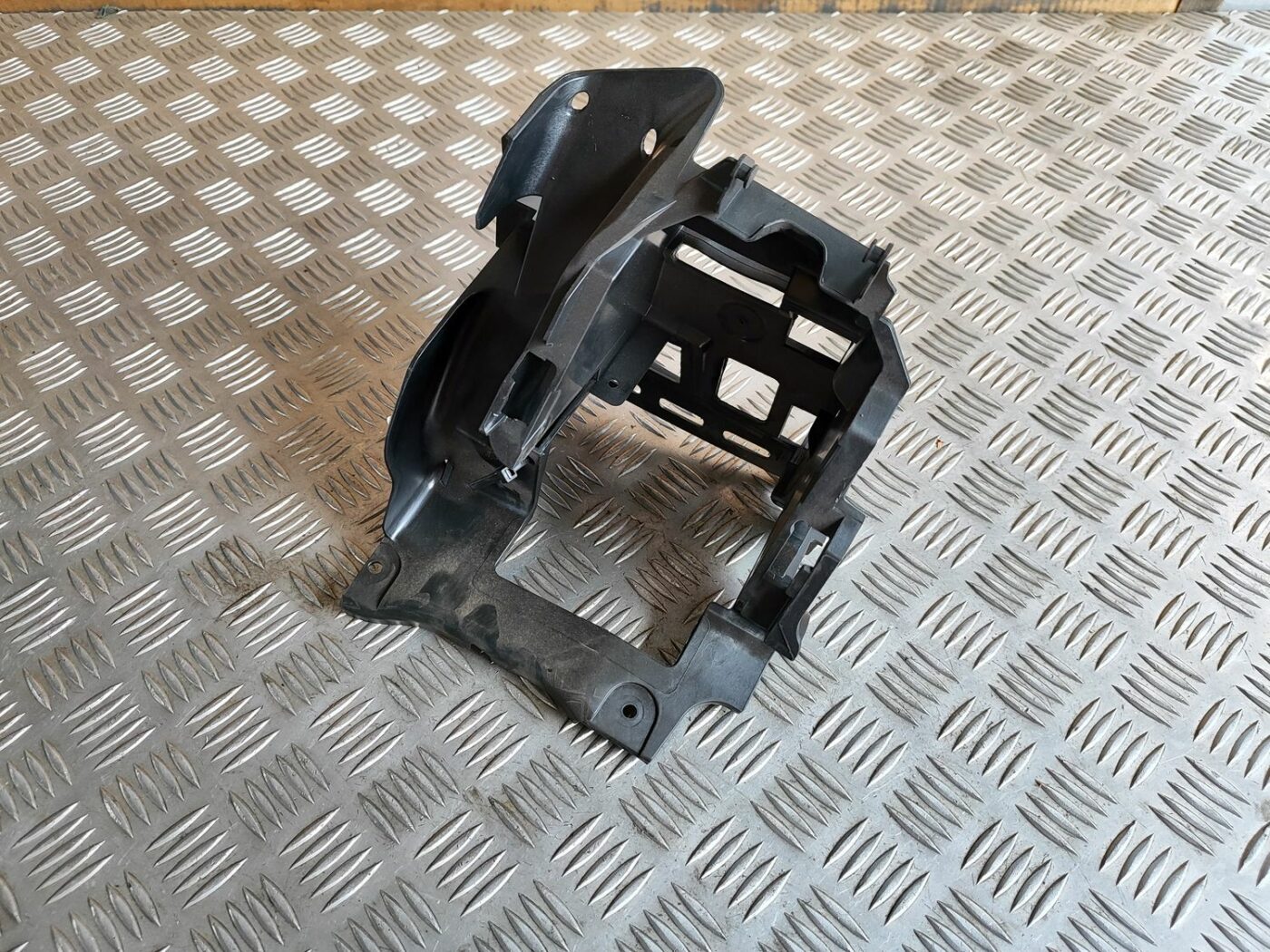 Drošinātāju kārbas korpuss priekš SKODA OCTAVIA 2008 2 Drošinātāju kārbas korpuss priekš SKODA OCTAVIA 2008