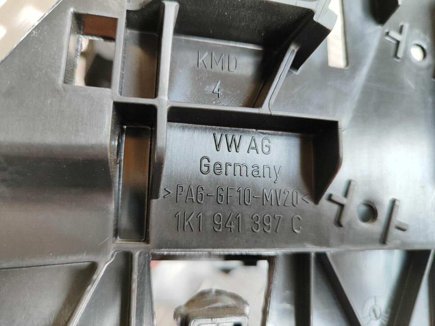 Drošinātāju kārbas korpuss priekš SKODA OCTAVIA 2008 3 Drošinātāju kārbas korpuss priekš SKODA OCTAVIA 2008