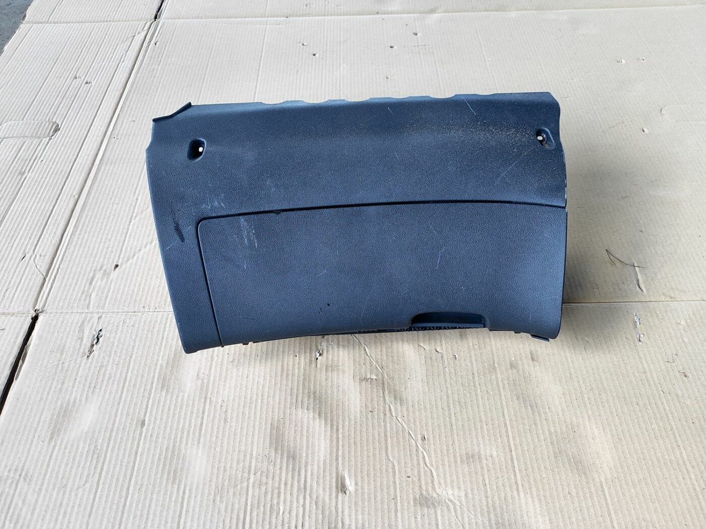 Mantu glabāšanas nodalījums pasažiera pusē priekš SKODA OCTAVIA 2008 1 Mantu glabāšanas nodalījums pasažiera pusē priekš SKODA OCTAVIA 2008