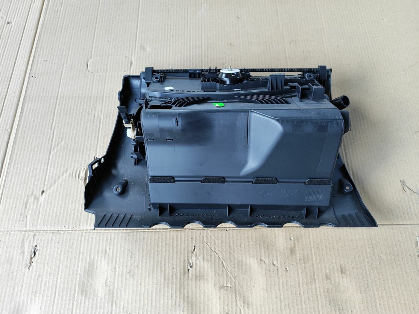 Mantu glabāšanas nodalījums pasažiera pusē priekš SKODA OCTAVIA 2008 2 Mantu glabāšanas nodalījums pasažiera pusē priekš SKODA OCTAVIA 2008