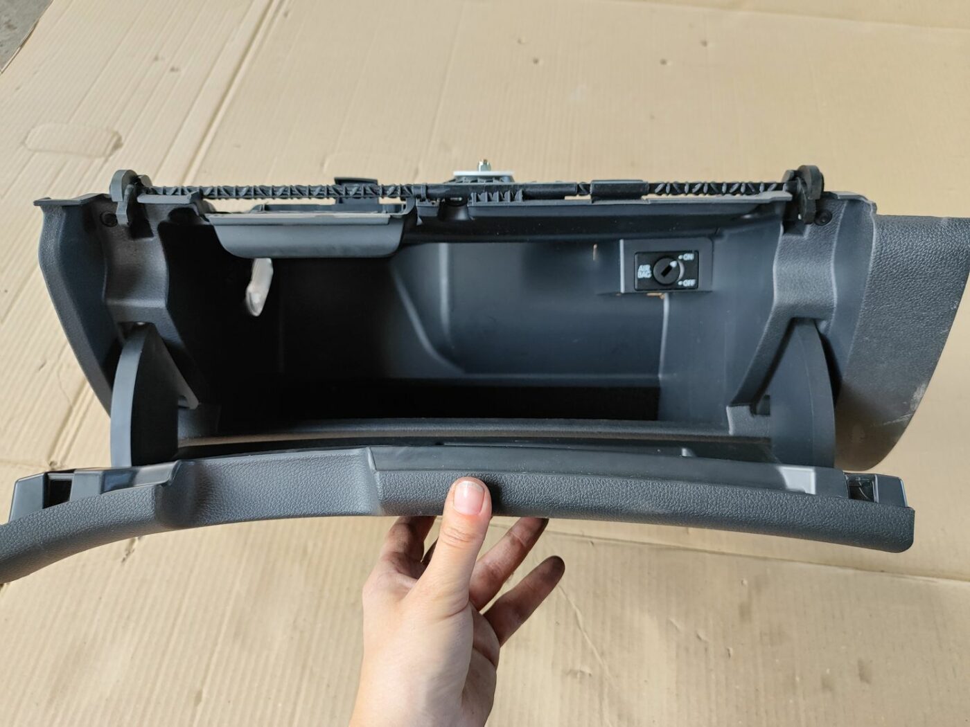 Mantu glabāšanas nodalījums pasažiera pusē priekš SKODA OCTAVIA 2008 4 Mantu glabāšanas nodalījums pasažiera pusē priekš SKODA OCTAVIA 2008