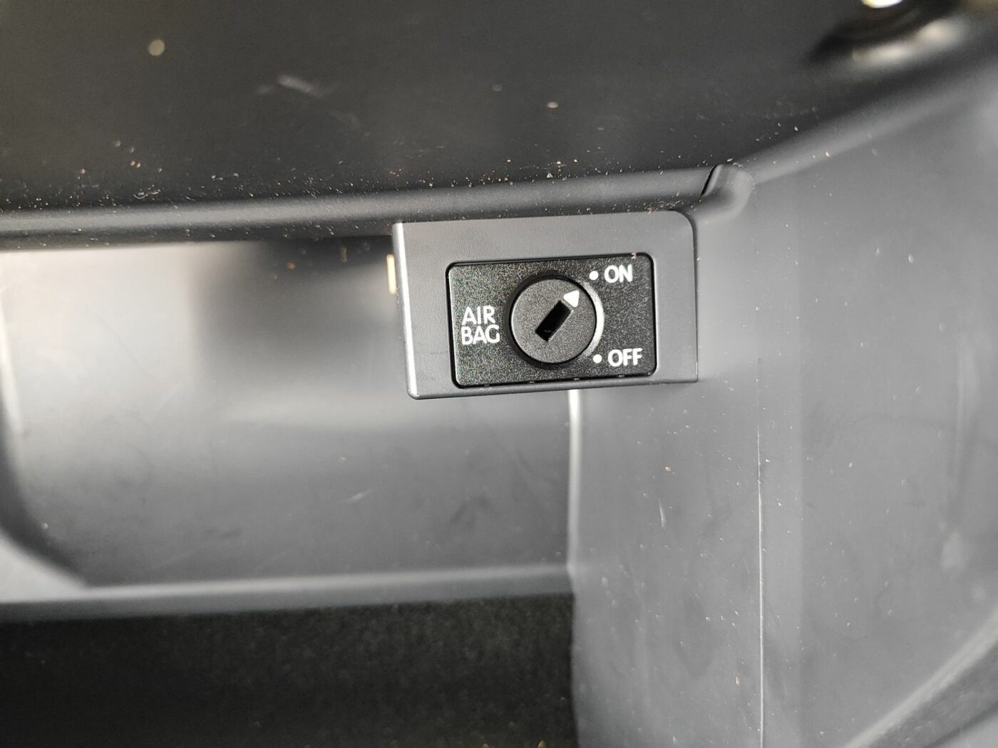 Mantu glabāšanas nodalījums pasažiera pusē priekš SKODA OCTAVIA 2008 3 Mantu glabāšanas nodalījums pasažiera pusē priekš SKODA OCTAVIA 2008