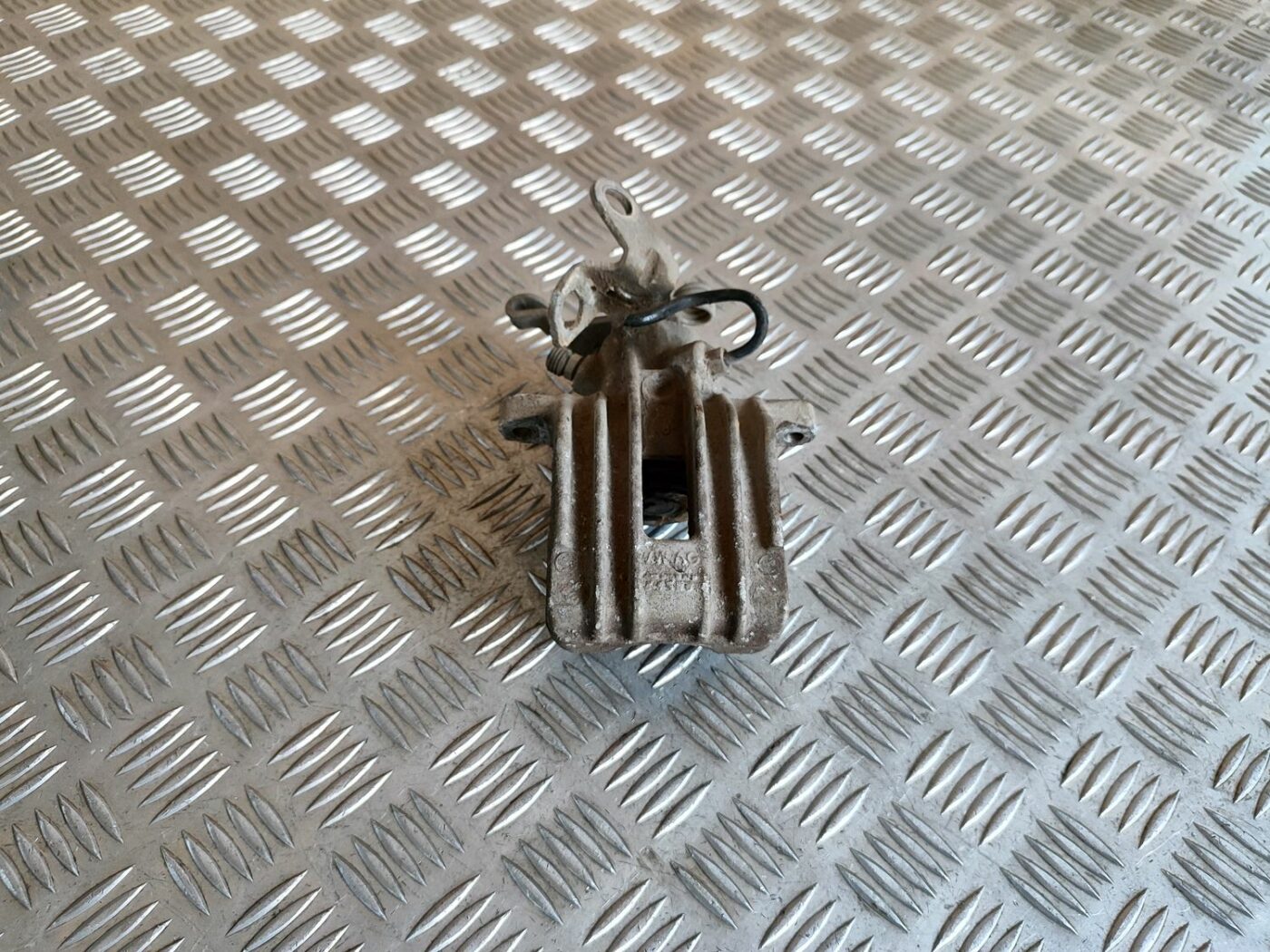 Aizmugurējais labais suports priekš SKODA OCTAVIA 2008 1 Aizmugurējais labais suports priekš SKODA OCTAVIA 2008