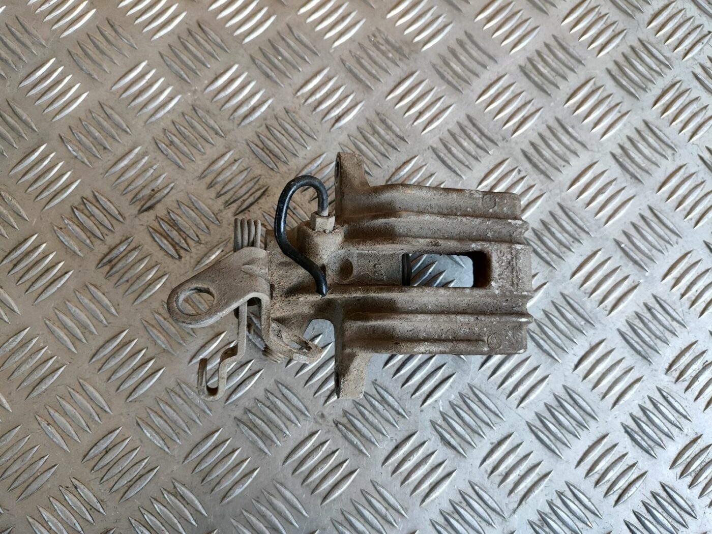 Aizmugurējais labais suports priekš SKODA OCTAVIA 2008 3 Aizmugurējais labais suports priekš SKODA OCTAVIA 2008