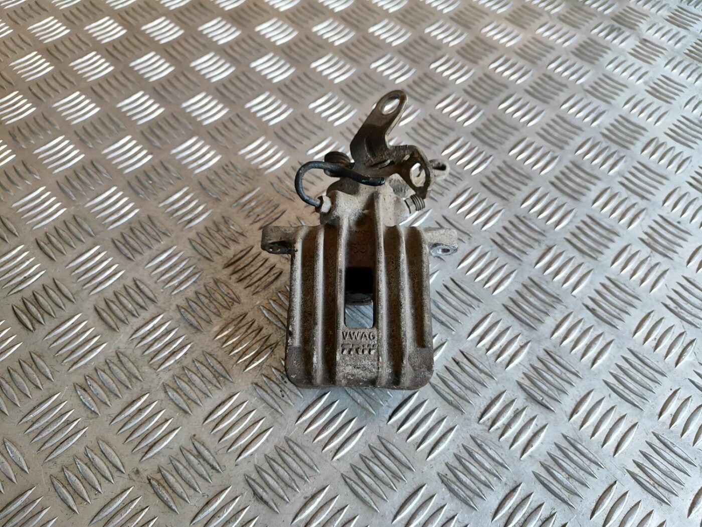 Aizmugurējais kreisais suports priekš SKODA OCTAVIA 2008 1 Aizmugurējais kreisais suports priekš SKODA OCTAVIA 2008