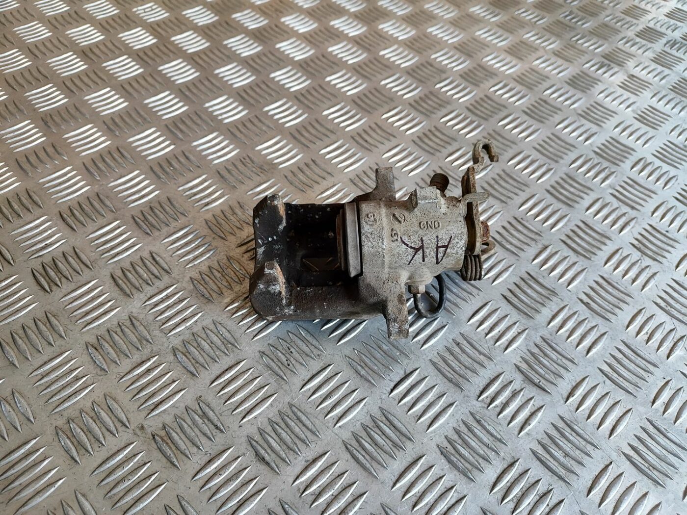 Aizmugurējais kreisais suports priekš SKODA OCTAVIA 2008 2 Aizmugurējais kreisais suports priekš SKODA OCTAVIA 2008