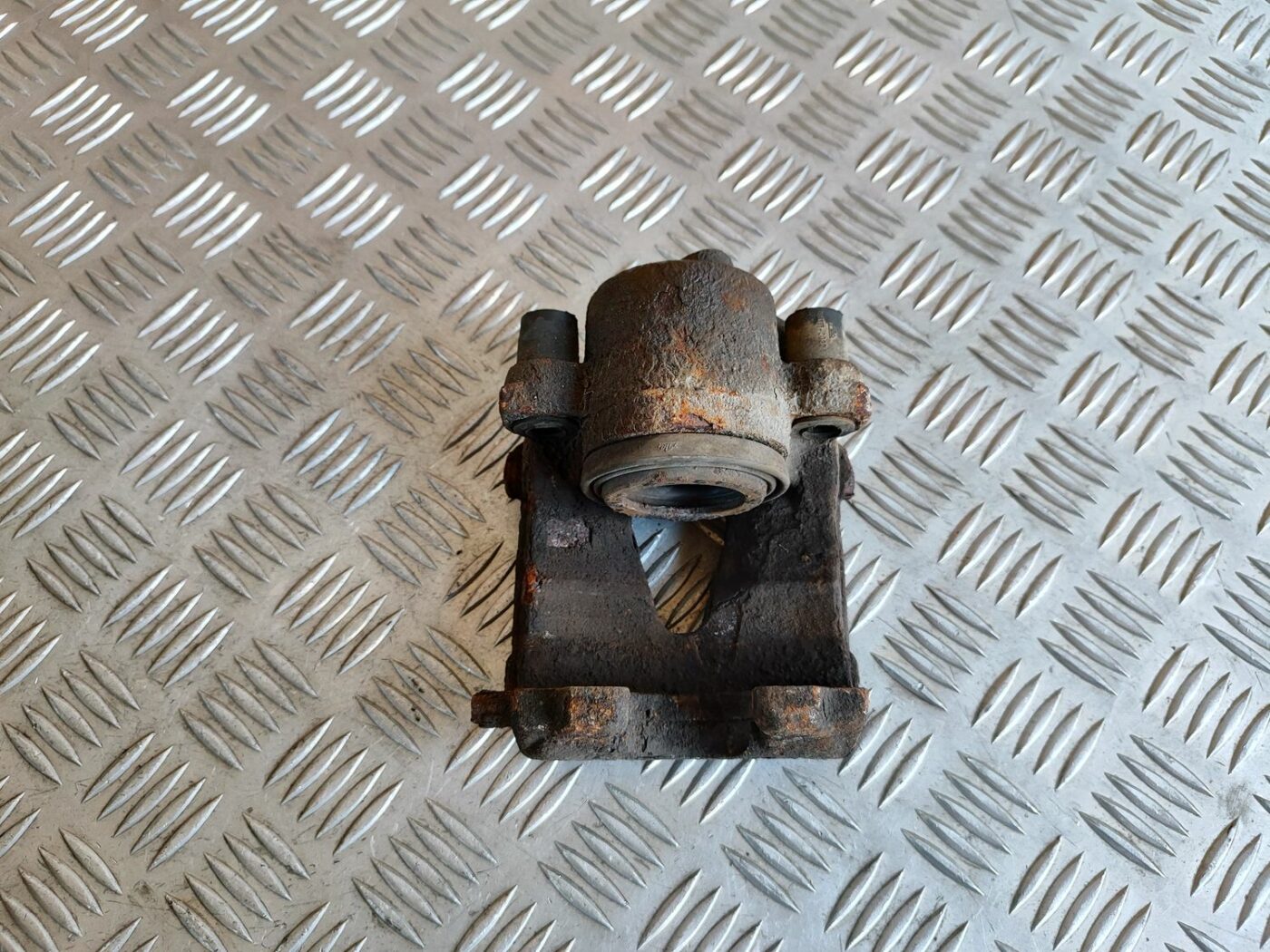 Priekšējais kreisais suports priekš SKODA OCTAVIA 2008 2 Priekšējais kreisais suports priekš SKODA OCTAVIA 2008