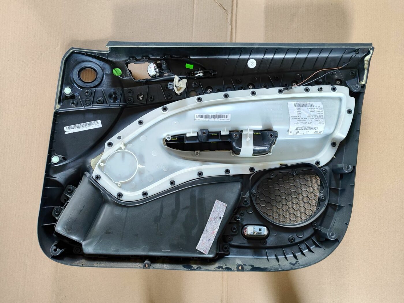 Priekšējo kreiso durvju apdare priekš SKODA OCTAVIA 2008 2 Priekšējo kreiso durvju apdare priekš SKODA OCTAVIA 2008