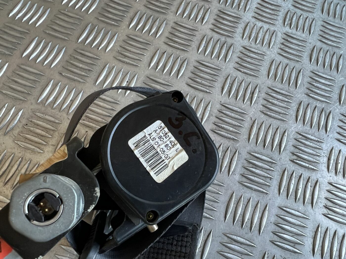 Aizmugurējā vidēja drošības josta priekš VOLVO S60 2007 2 Aizmugurējā vidēja drošības josta priekš VOLVO S60 2007