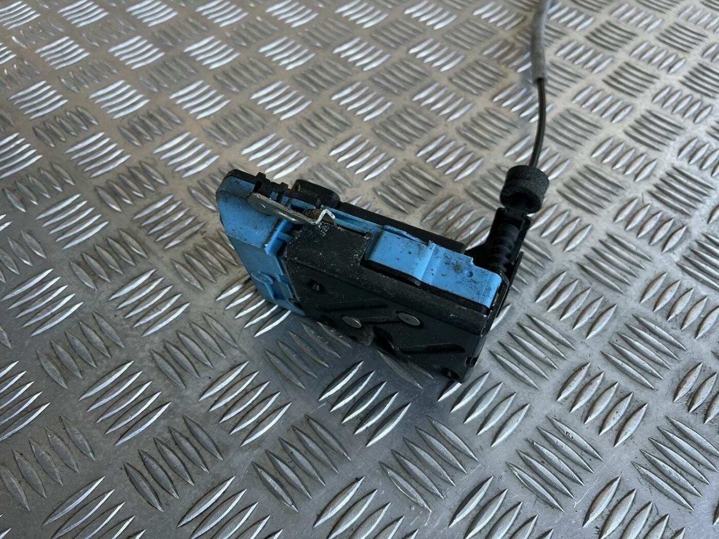 Priekšējo labo durvju slēdzene priekš VOLVO S60 2007 4 Priekšējo labo durvju slēdzene priekš VOLVO S60 2007