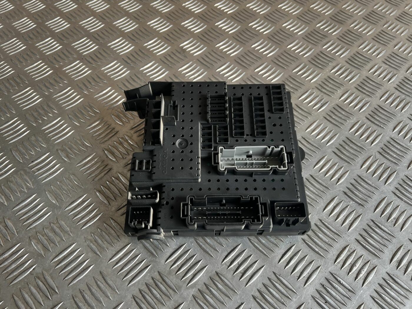 Drošinātāju bloks priekš VOLVO S60 2007 2 Drošinātāju bloks priekš VOLVO S60 2007