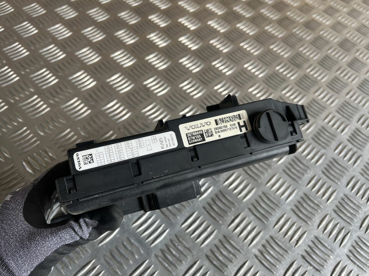 Drošinātāju bloks priekš VOLVO S60 2007 3 Drošinātāju bloks priekš VOLVO S60 2007