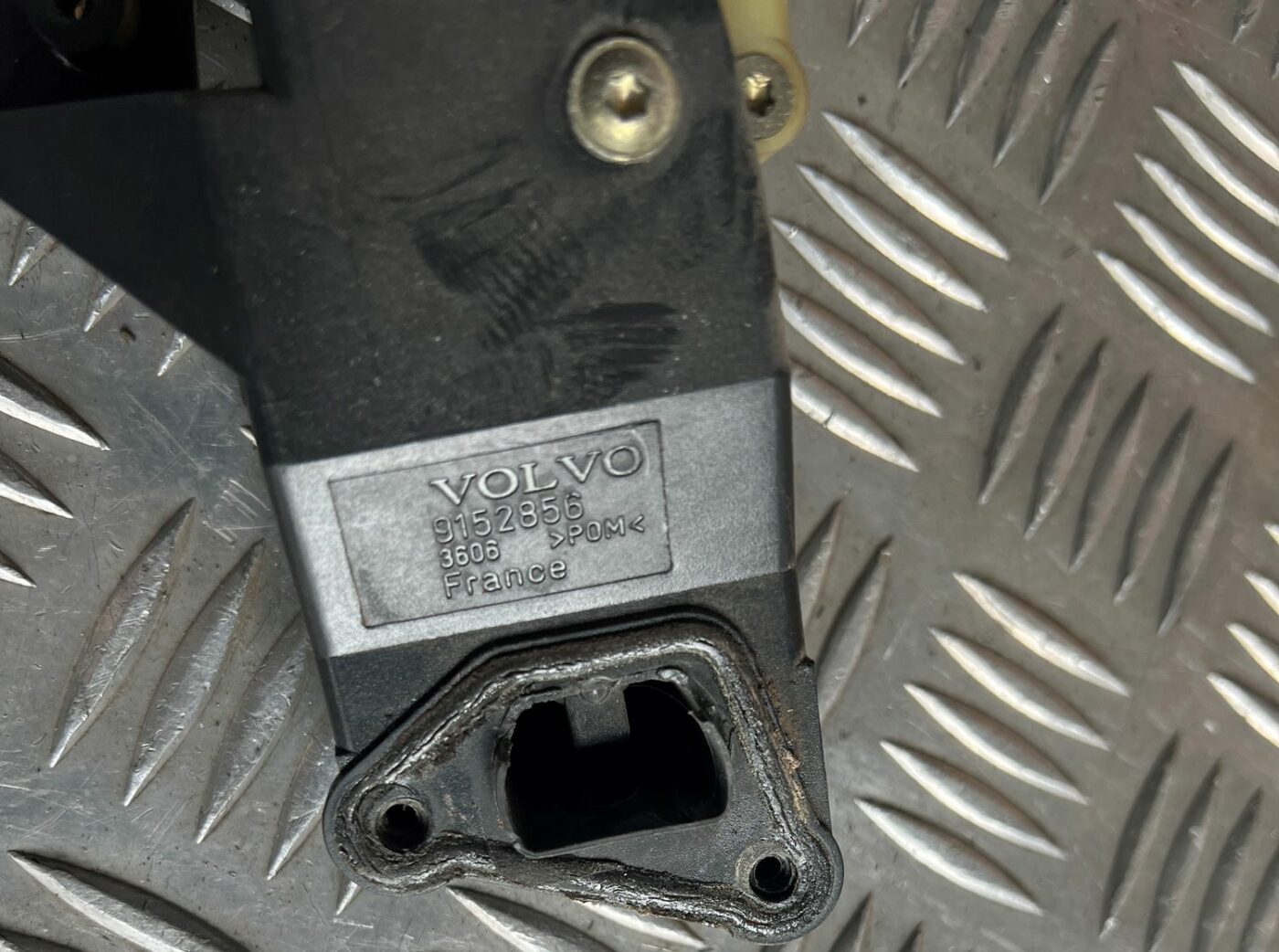 Degvielas tvertnes vāka slēdzene priekš VOLVO S60 2007 4 Degvielas tvertnes vāka slēdzene priekš VOLVO S60 2007