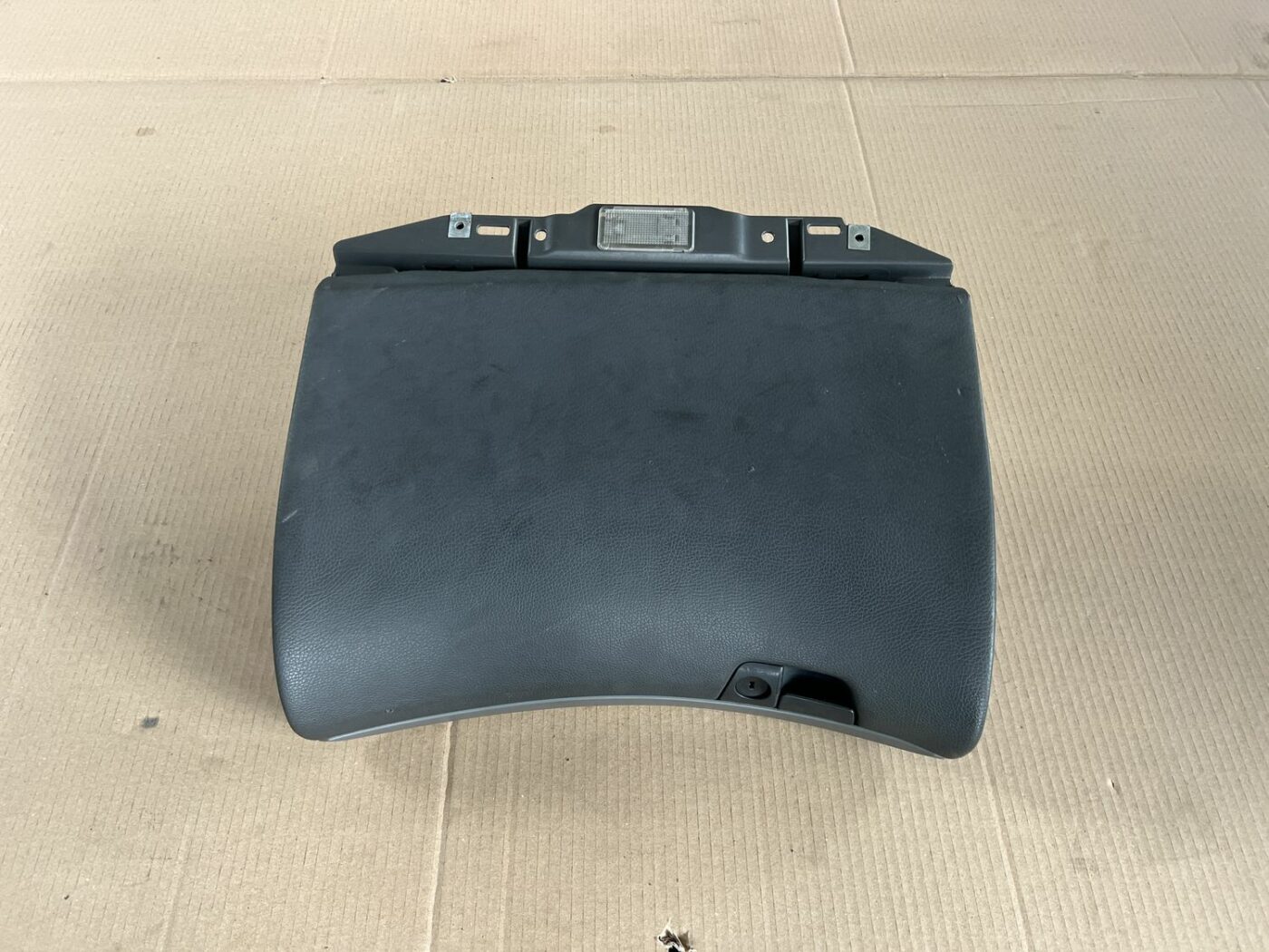 Mantu glabāšanas nodalījums pasažiera pusē priekš VOLVO S60 2007 1 Mantu glabāšanas nodalījums pasažiera pusē priekš VOLVO S60 2007