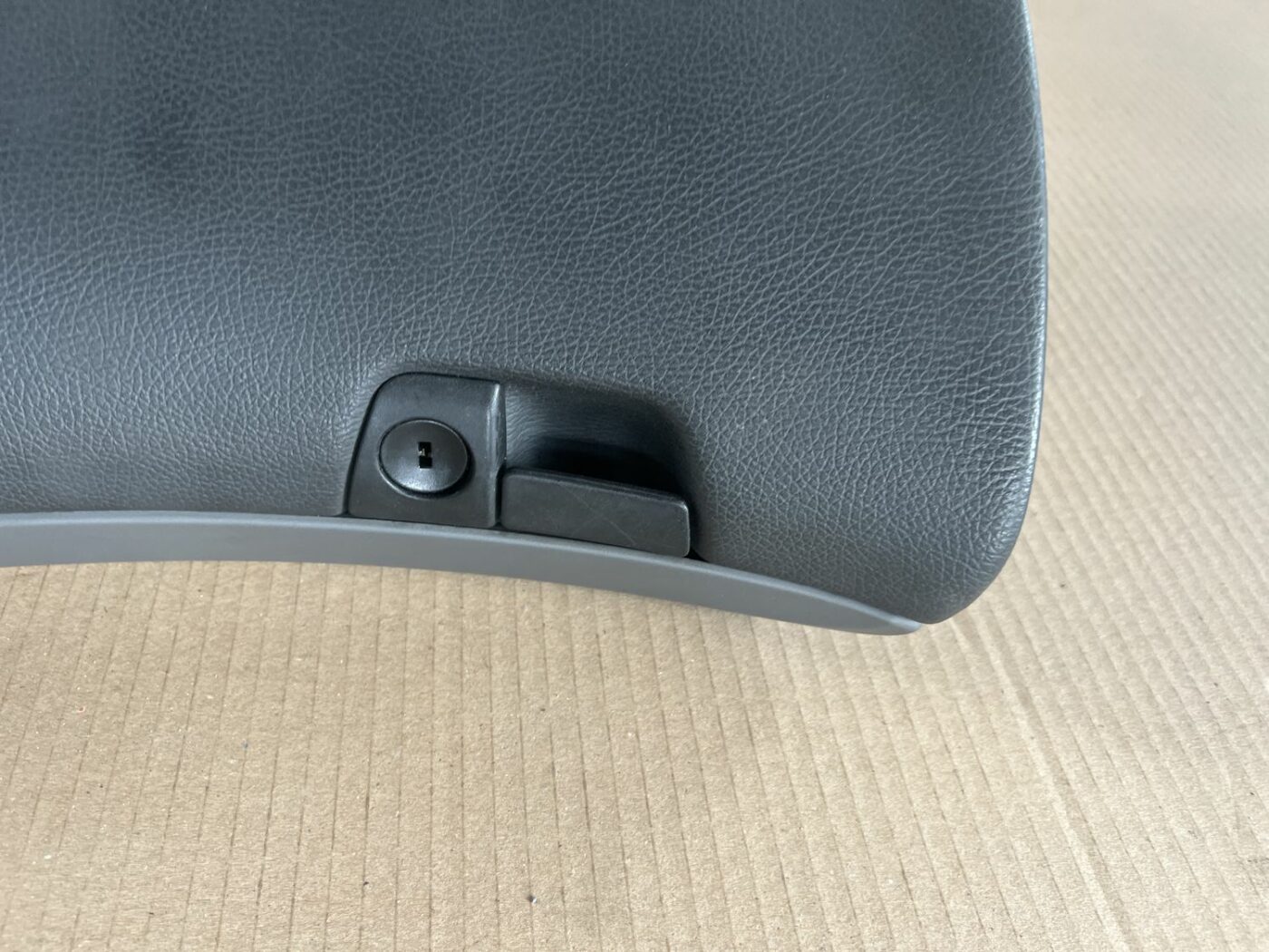 Mantu glabāšanas nodalījums pasažiera pusē priekš VOLVO S60 2007 2 Mantu glabāšanas nodalījums pasažiera pusē priekš VOLVO S60 2007