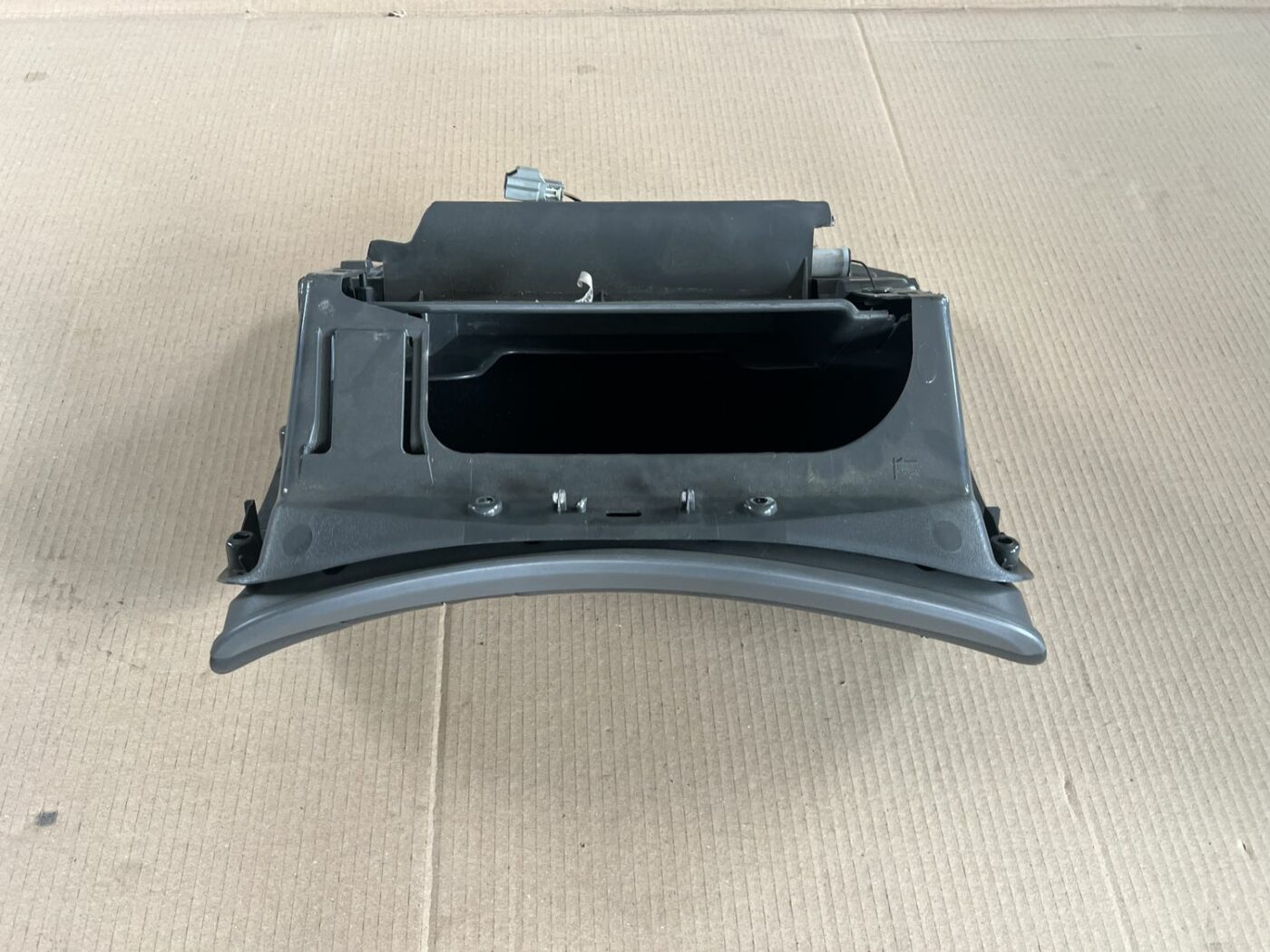 Mantu glabāšanas nodalījums pasažiera pusē priekš VOLVO S60 2007 3 Mantu glabāšanas nodalījums pasažiera pusē priekš VOLVO S60 2007