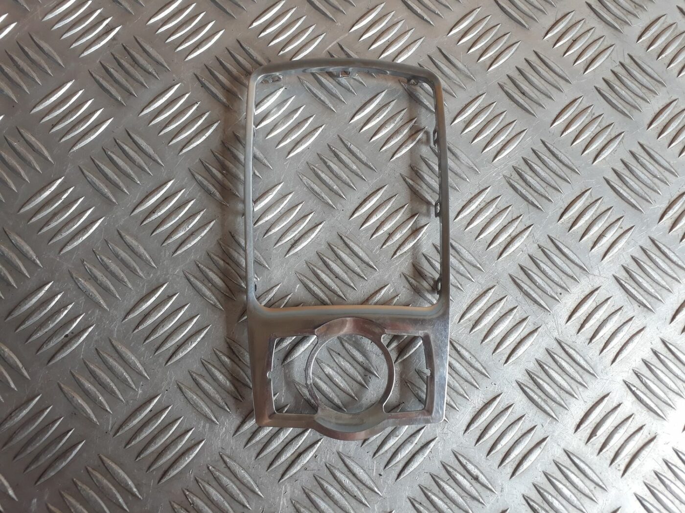 Dekoratīvs rāmis pārnesumu selektoram priekš AUDI A6 AVANT 2006 2 Dekoratīvs rāmis pārnesumu selektoram priekš AUDI A6 AVANT 2006