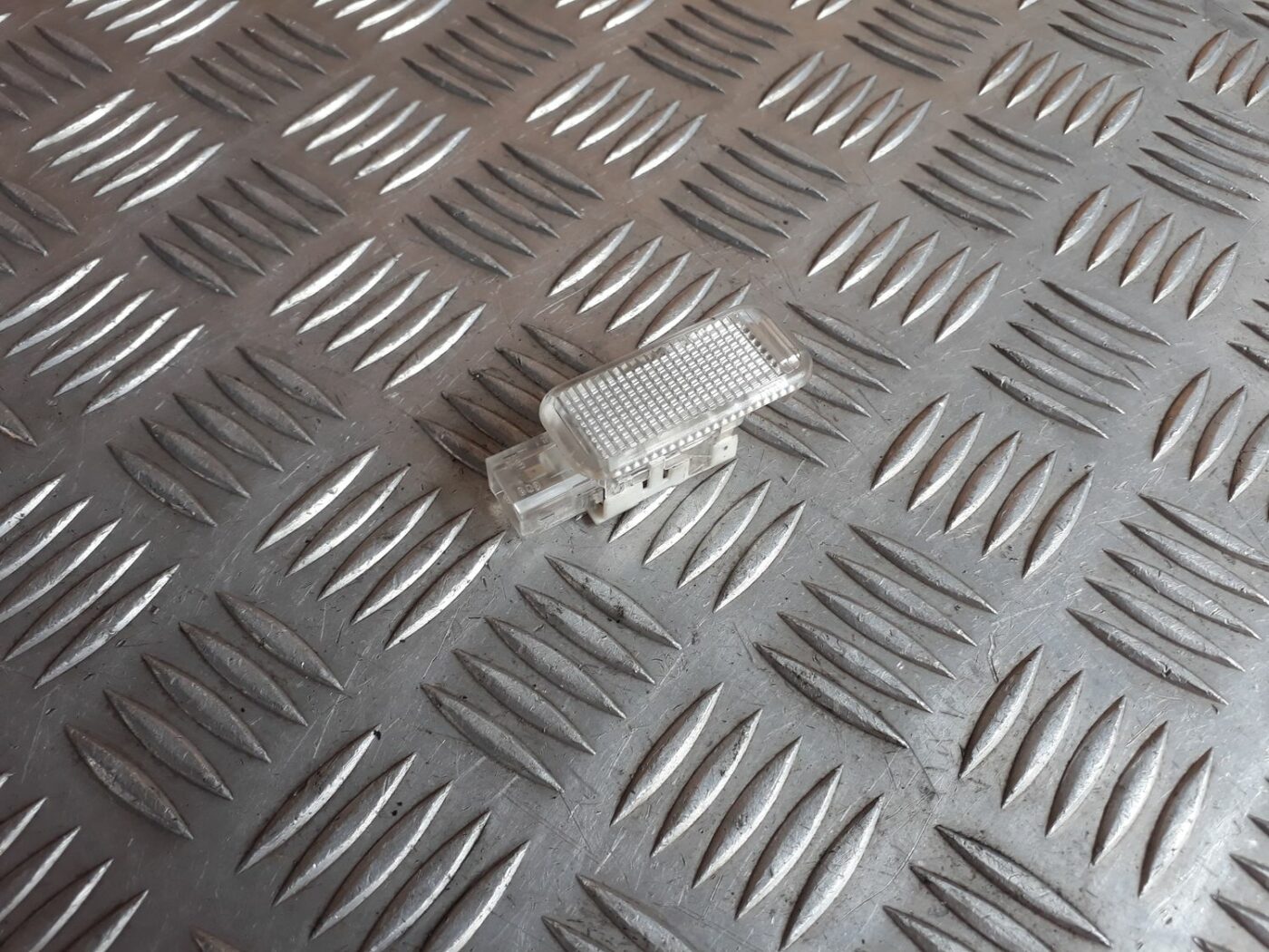 Apgaismojums durvju apdarē priekš AUDI A6 AVANT 2006 1 Apgaismojums durvju apdarē priekš AUDI A6 AVANT 2006