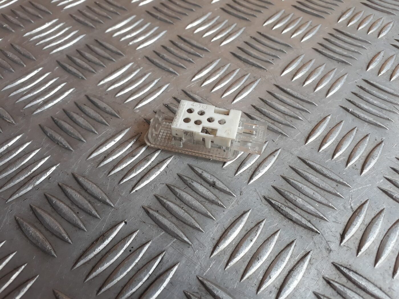 Apgaismojums durvju apdarē priekš AUDI A6 AVANT 2006 2 Apgaismojums durvju apdarē priekš AUDI A6 AVANT 2006