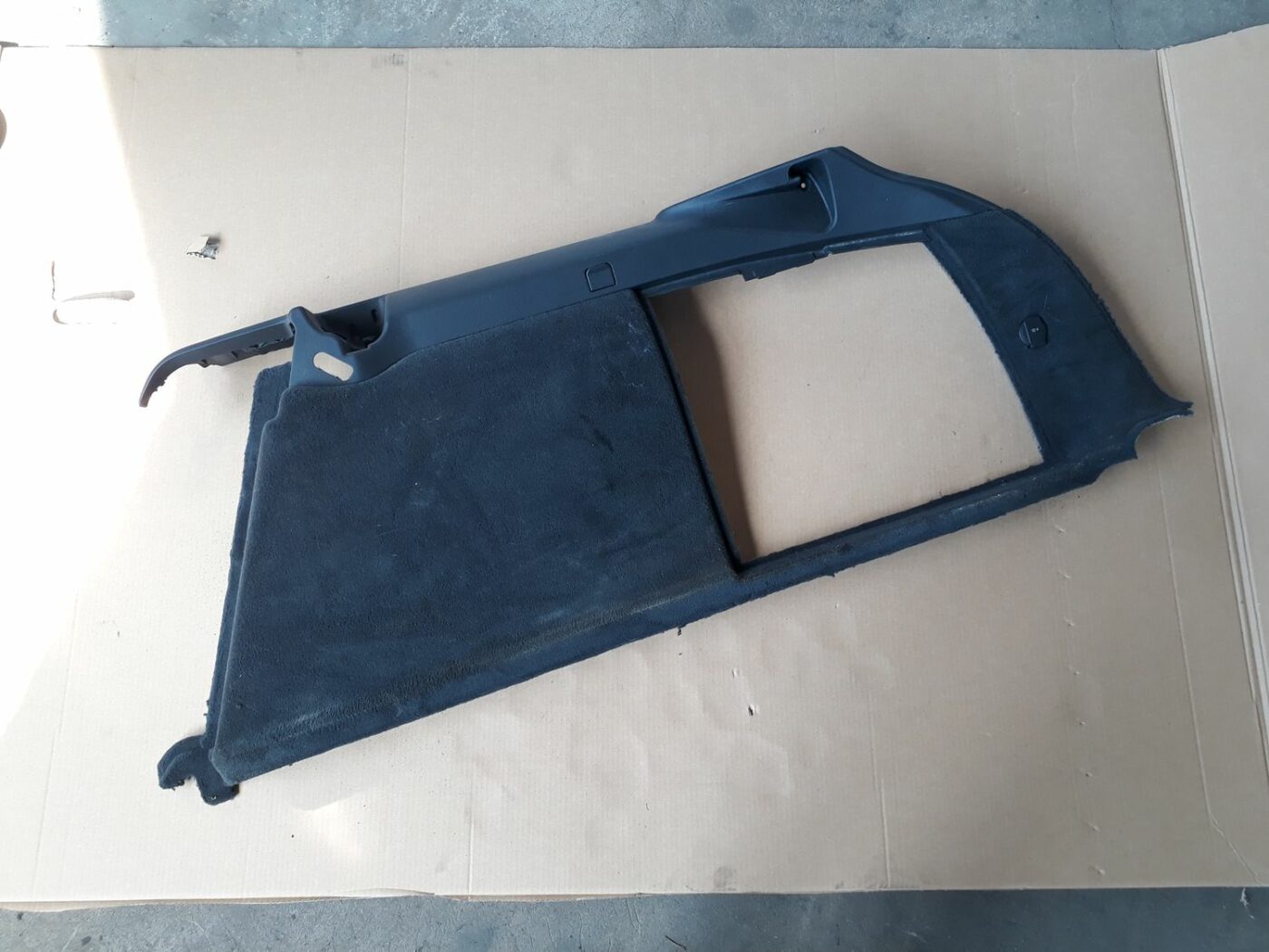 Bagāžnieka nodalījuma sānu apdare priekš AUDI A6 AVANT 2006 1 Bagāžnieka nodalījuma sānu apdare priekš AUDI A6 AVANT 2006