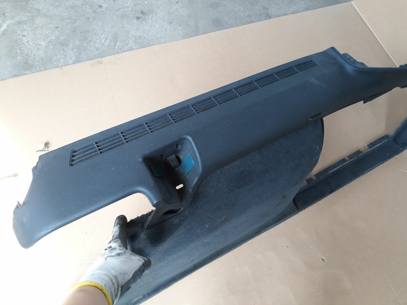 Bagāžnieka nodalījuma sānu apdare priekš AUDI A6 AVANT 2006 2 Bagāžnieka nodalījuma sānu apdare priekš AUDI A6 AVANT 2006