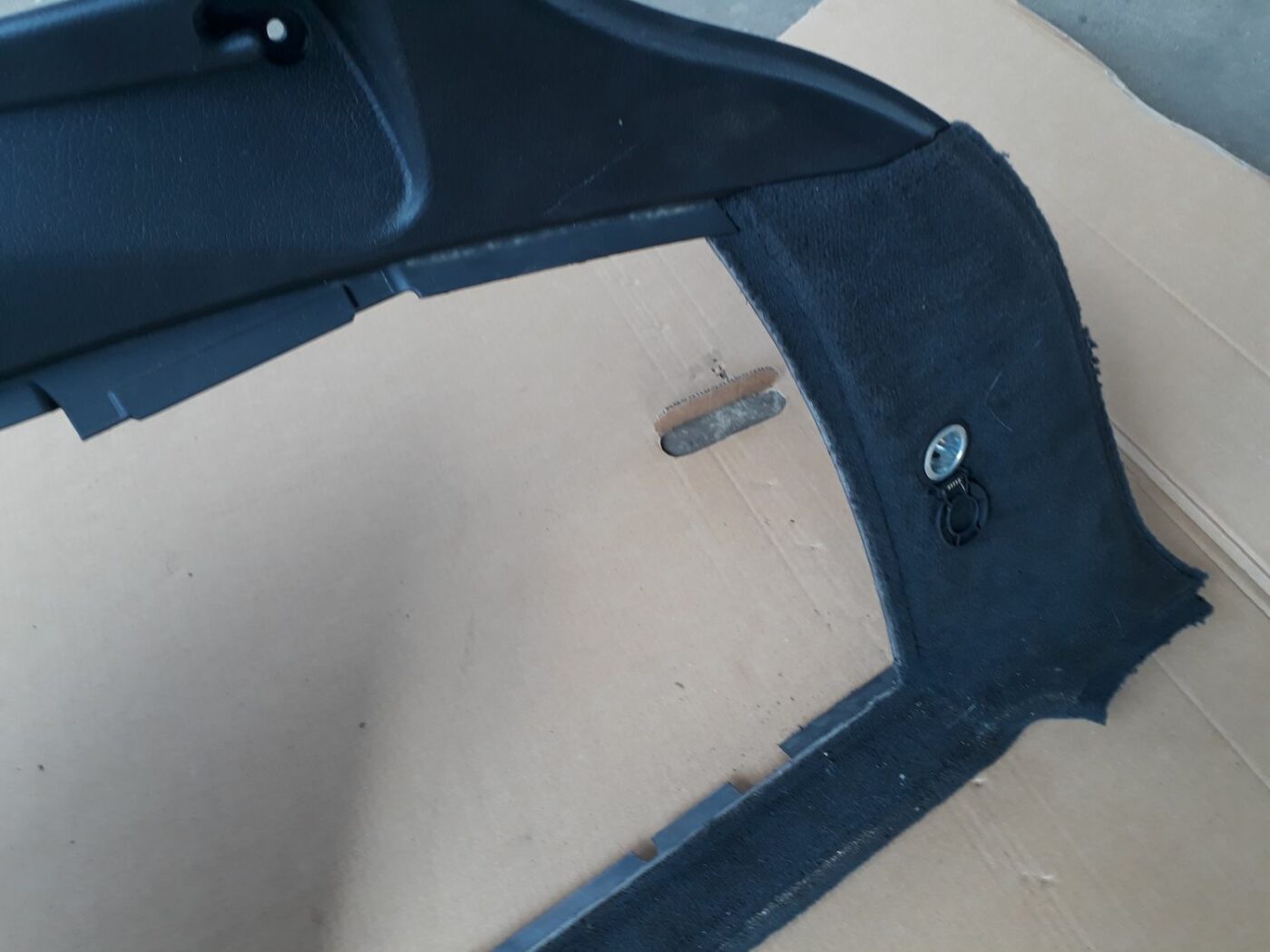 Bagāžnieka nodalījuma sānu apdare priekš AUDI A6 AVANT 2006 6 Bagāžnieka nodalījuma sānu apdare priekš AUDI A6 AVANT 2006